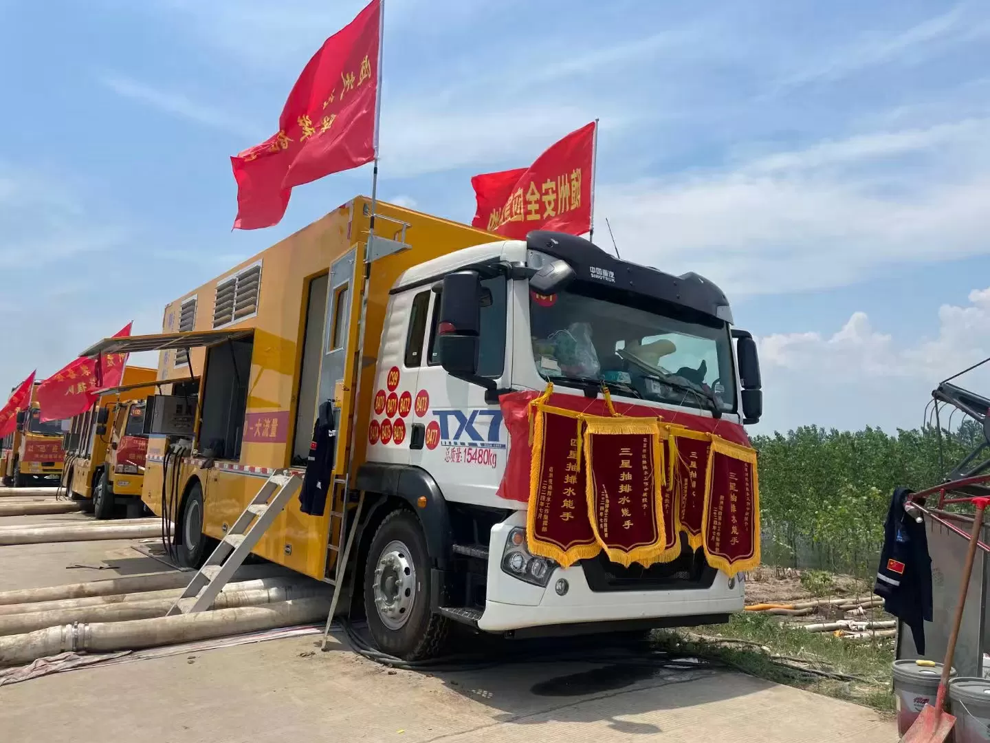 CLW dispatched an emergency team to support flood control and disaster relief