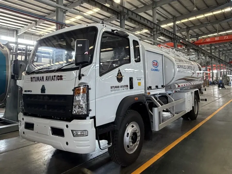 Camion de ravitaillement aviation HOWO 4x4 JET A-1 8 000 L avec s&eacute;parateur d'eau