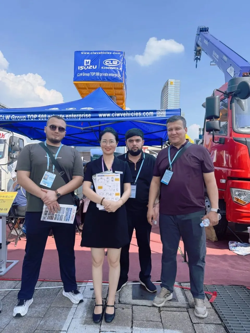 Equipo de exportación de CLW con compradores en el stand de la 140.ª Feria de Cantón