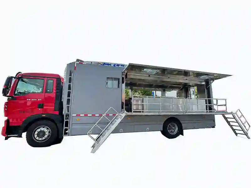 SINOTRUK Field Kitchen Truck Serving 300 Meals/Hour