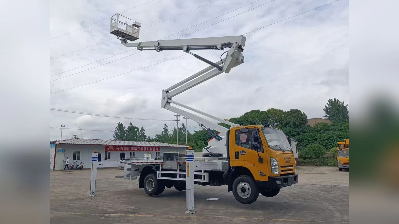 JMC 4x2 12T Aerial Work Truck AP28CA Telescopic Boom with Fly Jib Bucket Platform
