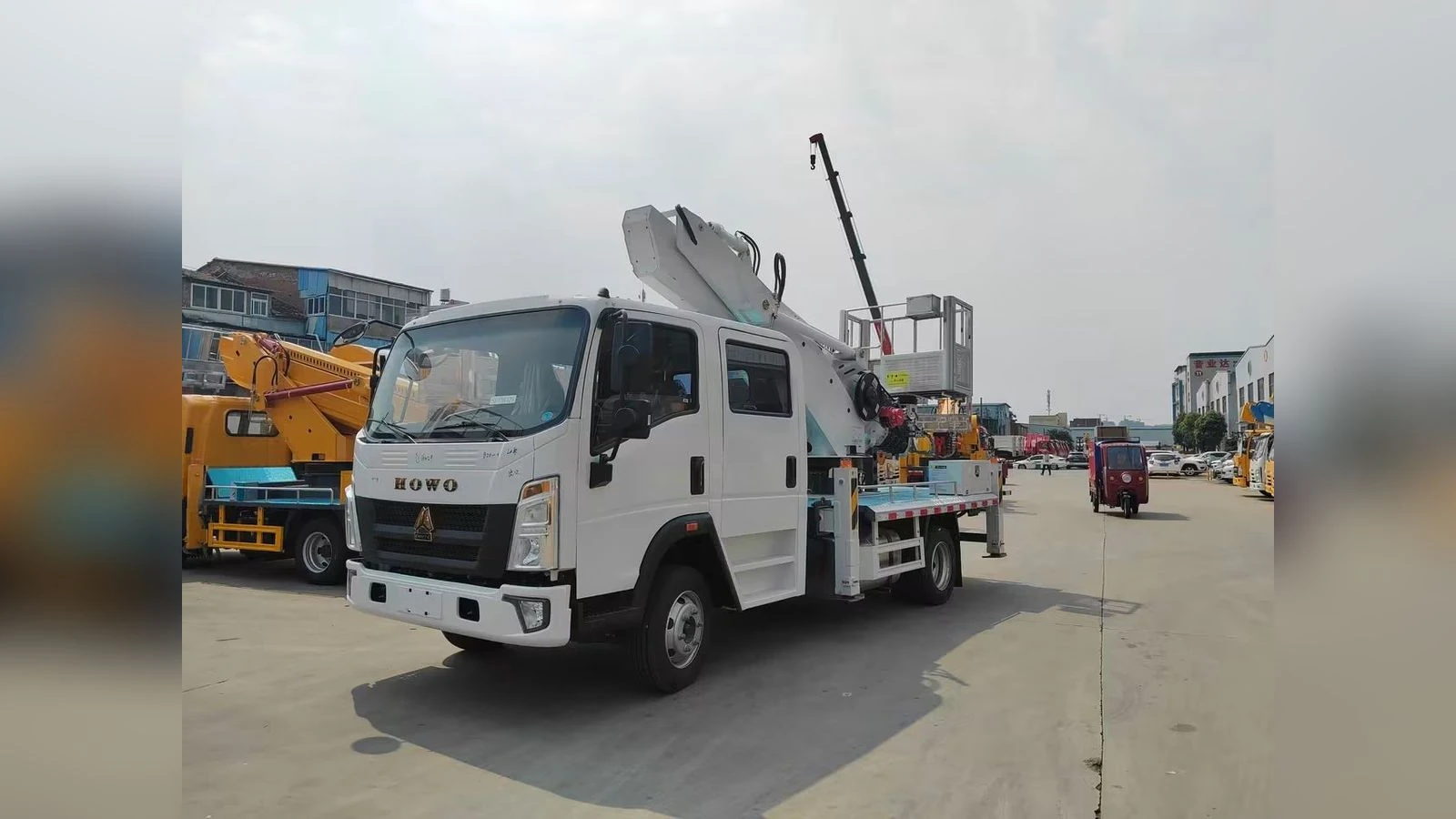 SINOTRUK HOWO Double Cab 4x2 Aerial Work Truck Crew Boom Lift Utility Vehicle