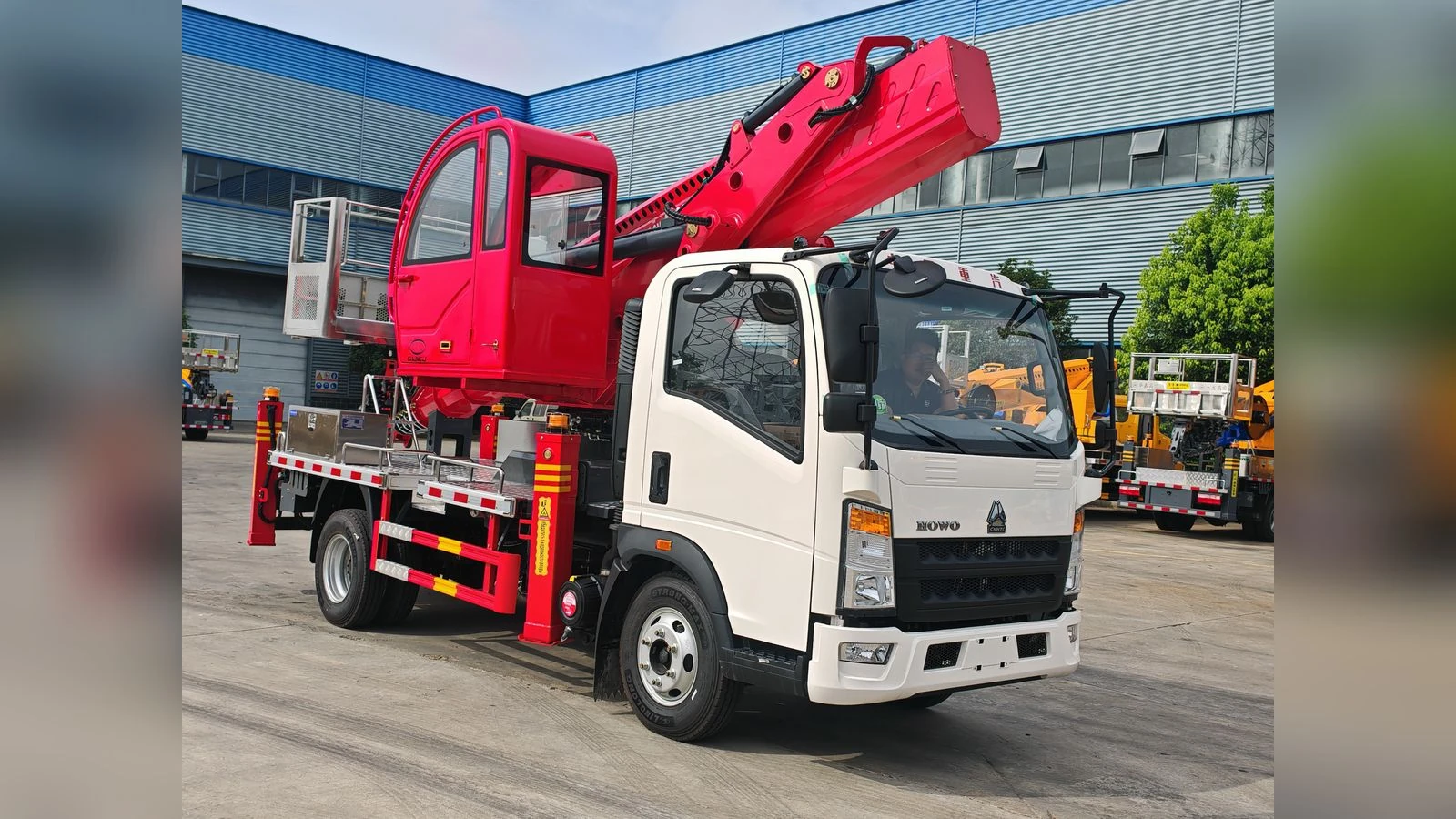 SINOTRUK HOWO 4x2 Light Aerial Work Truck Telescopic Boom Bucket Lift for Sale