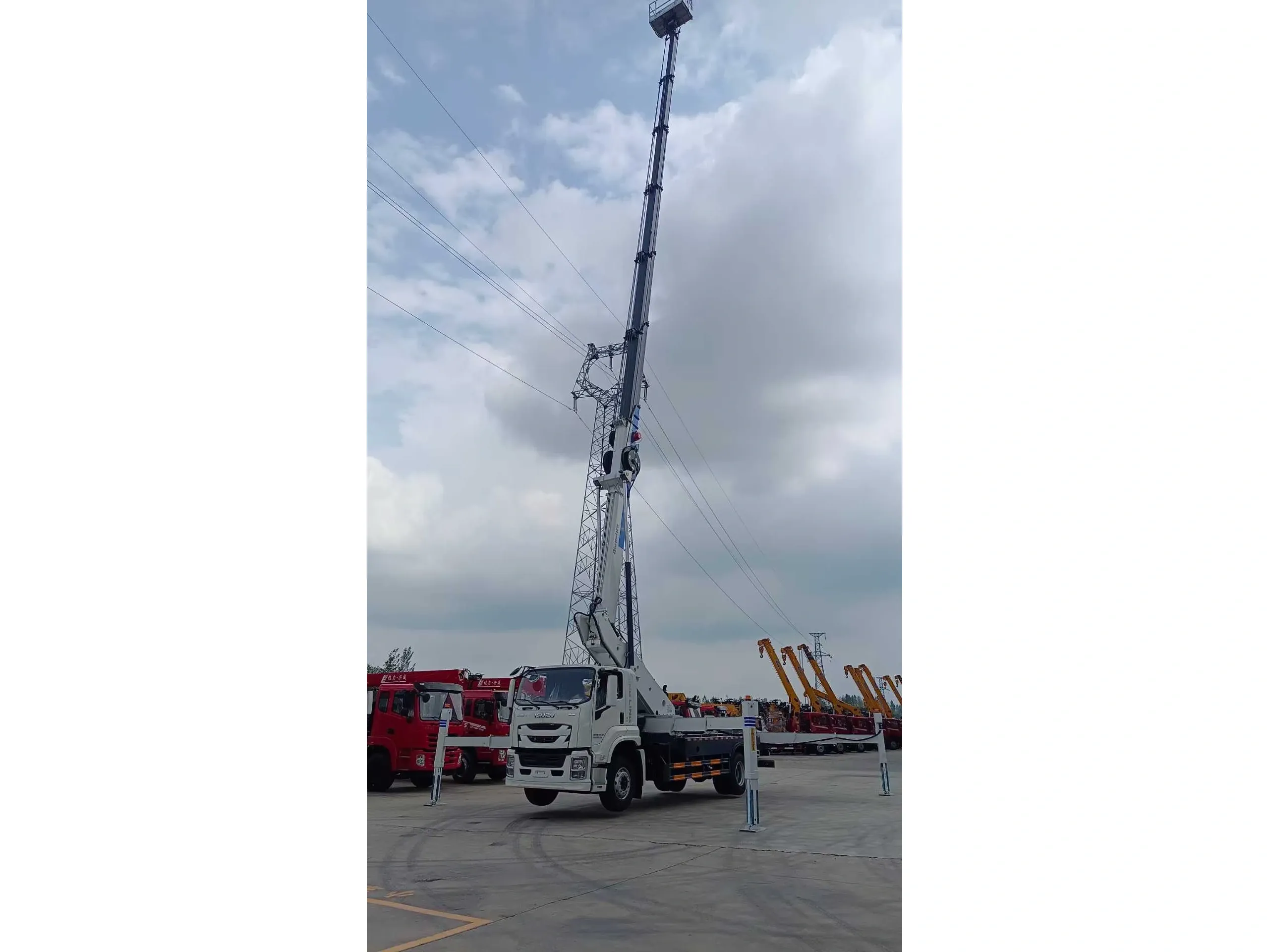مركبة منصة عمل جوي isuzu giga 45m