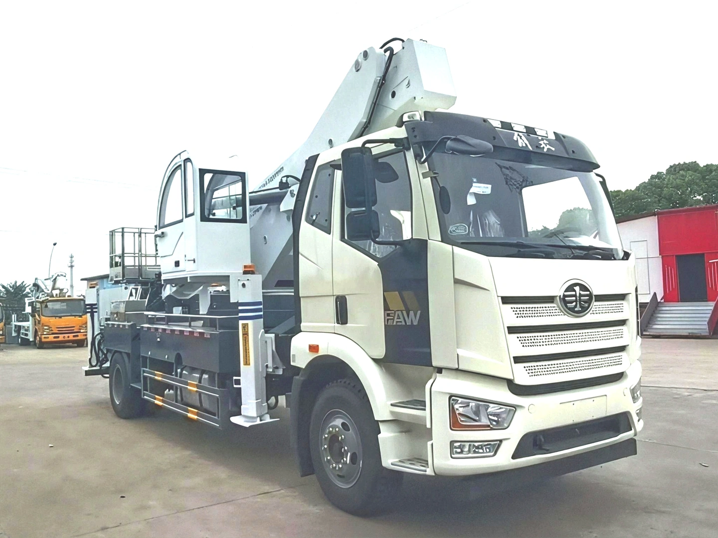 شاحنة عمل جوي بذراع مستقيم بطول 45 متراً من طراز FAW J6L 4x2 بقوة 260HP مع كابينة مشغل علوي للصيانة في المباني العالية