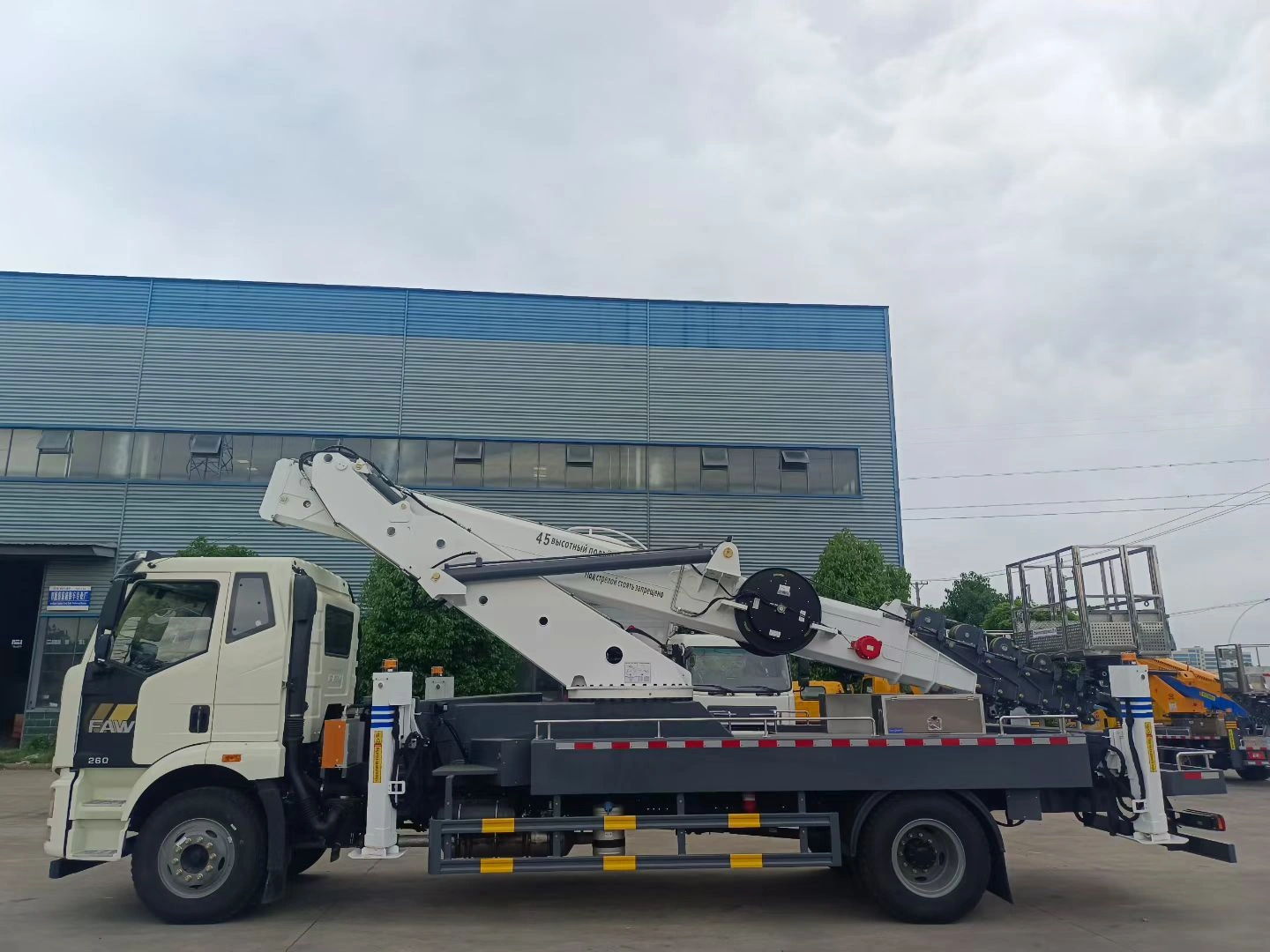 الهيكل السفلي ونظام القوة الدافعة - شاحنة عمل جوي بذراع مستقيم بطول 45 متراً من طراز FAW J6L 4x2 بقوة 260HP مع كابينة مشغل علوي للصيانة في المباني العالية