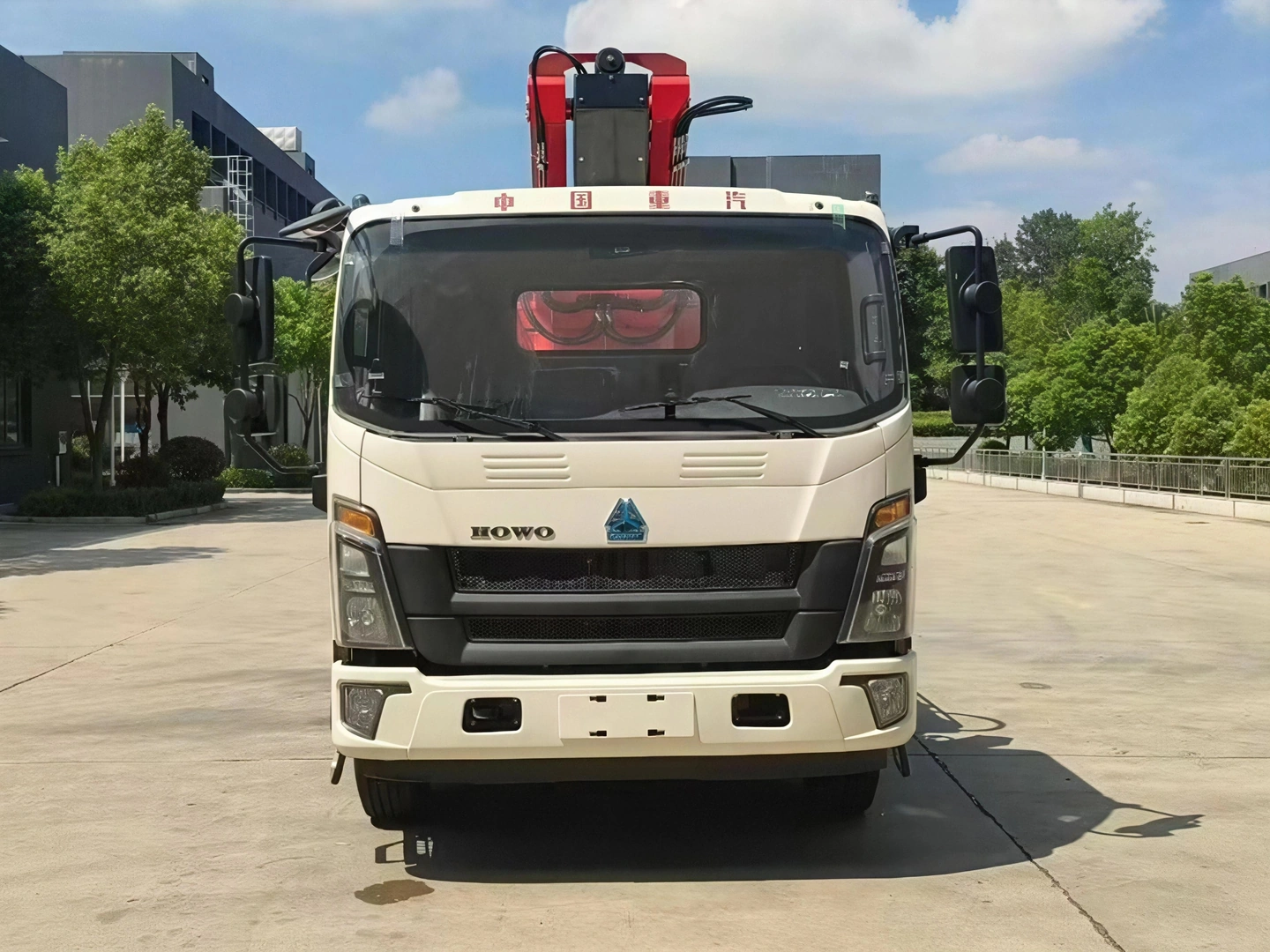 الخيار العملي في منتصف الفئة - شاحنة العمل الجوي بذراع قابلة للطي بطول 22 متراً من طراز SINOTRUK HOWO 4x2 بوزن 12.5 طناً وسلة من الفولاذ المقاوم للصدأ لصيانة المرافق