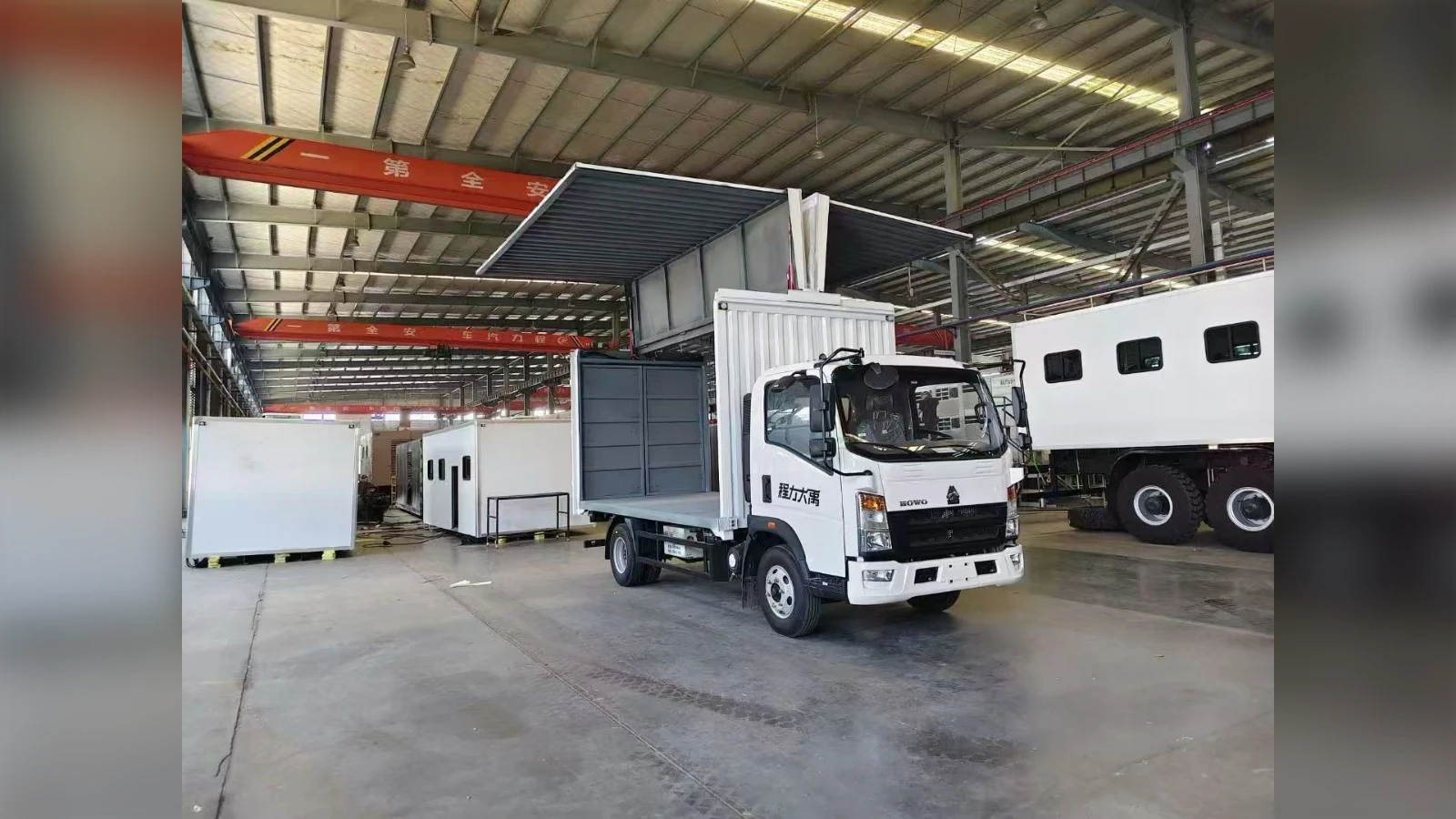 SINOTRUK 4x2 Wing-Body Van Truck for Fast Tarp Loading