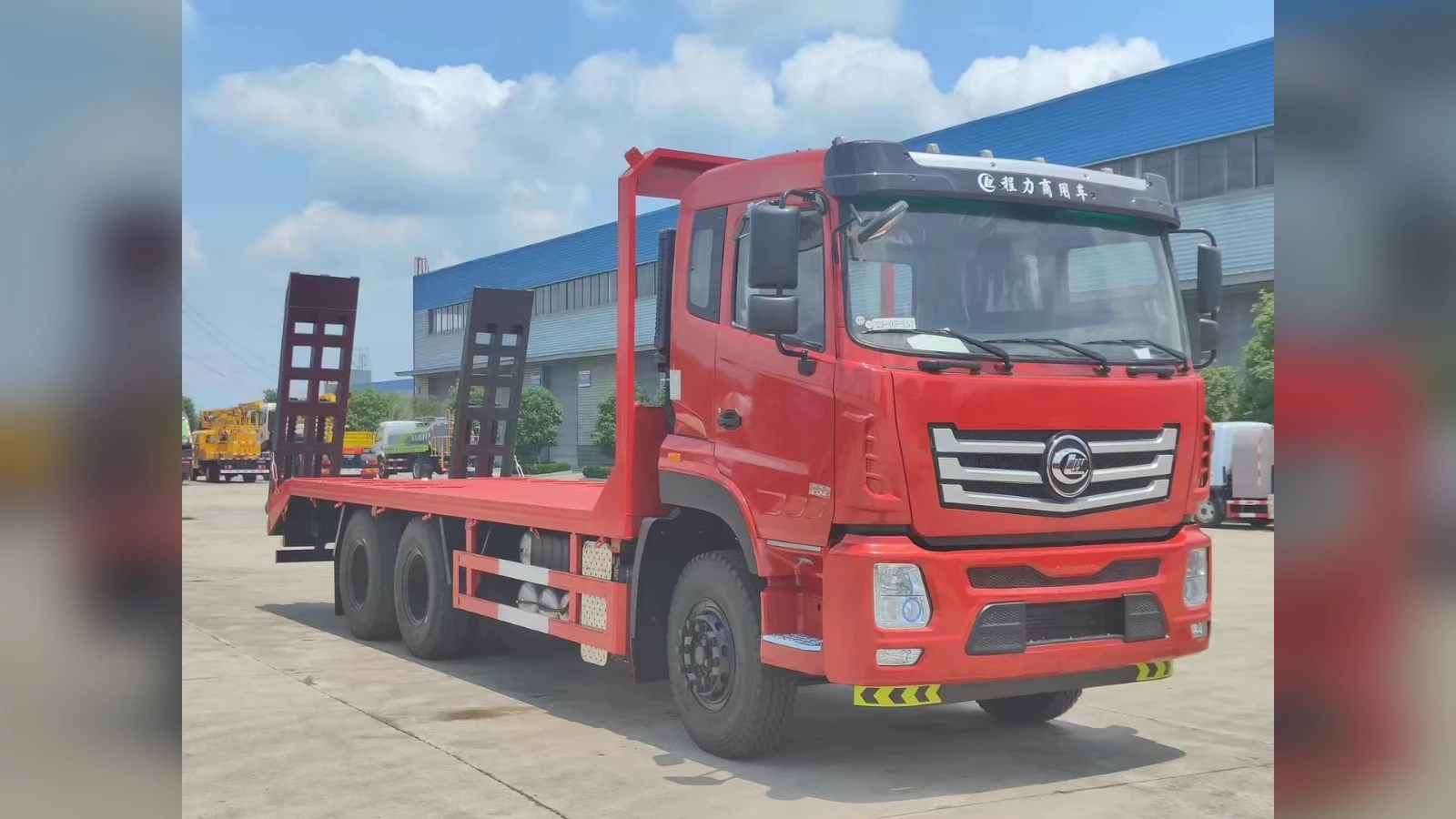 Dongfeng 8x4 Heavy Flatbed for Excavator Transport