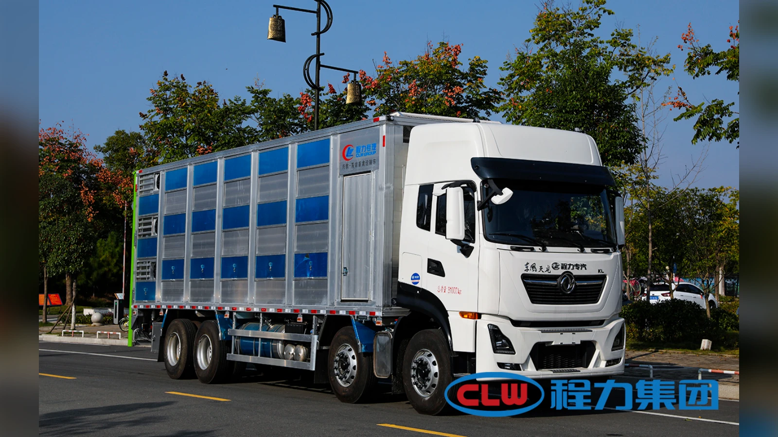 Dongfeng Tianlong 8x4 Three-Deck Livestock Truck for Long Hauls