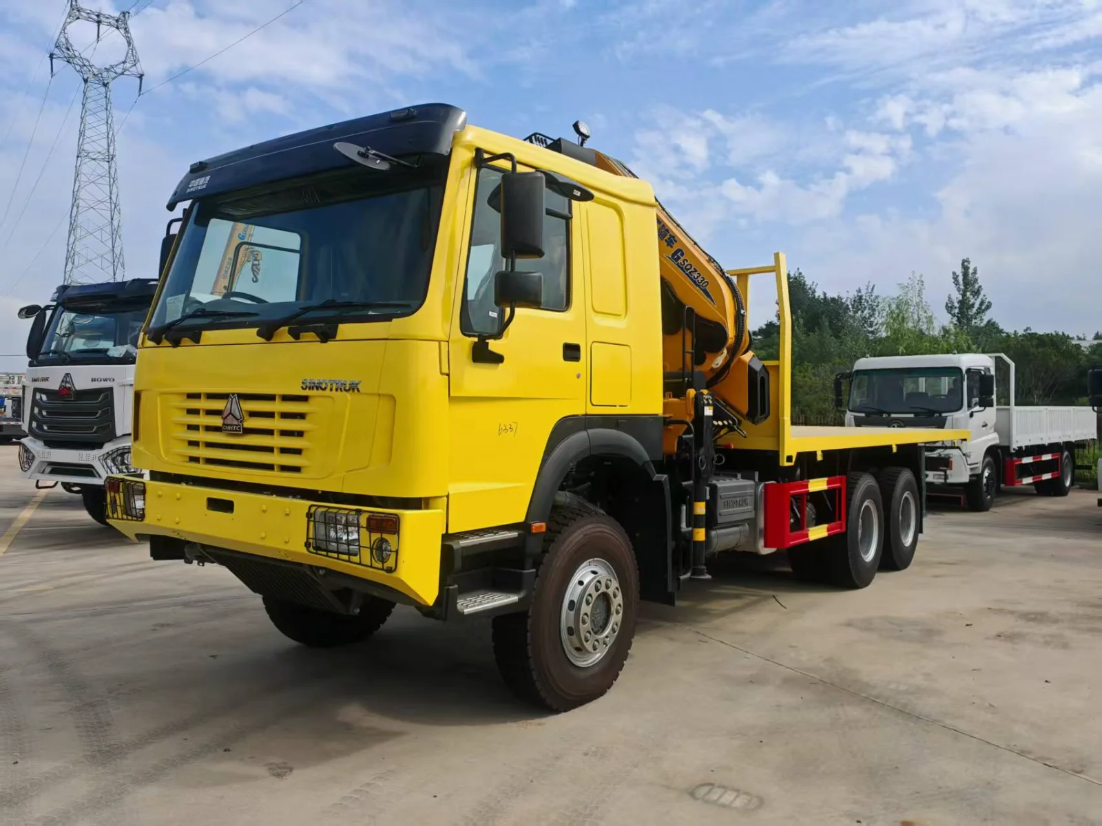 SINOTRUK 371HP Cargo Truck with 14-Ton Crane for Freight