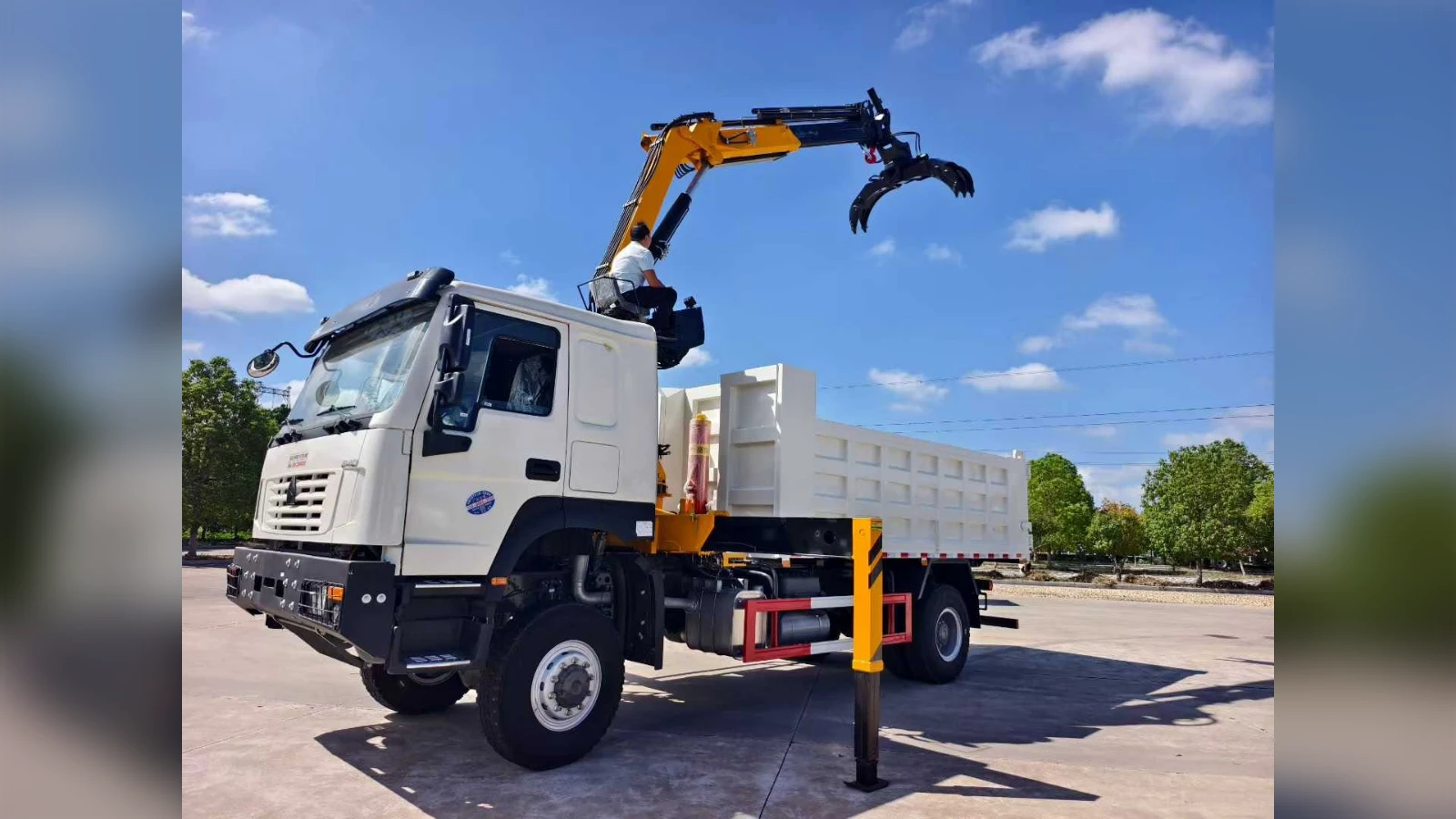 SINOTRUK 4x4 Pickup with Crane Grab for Log & Pole Handling