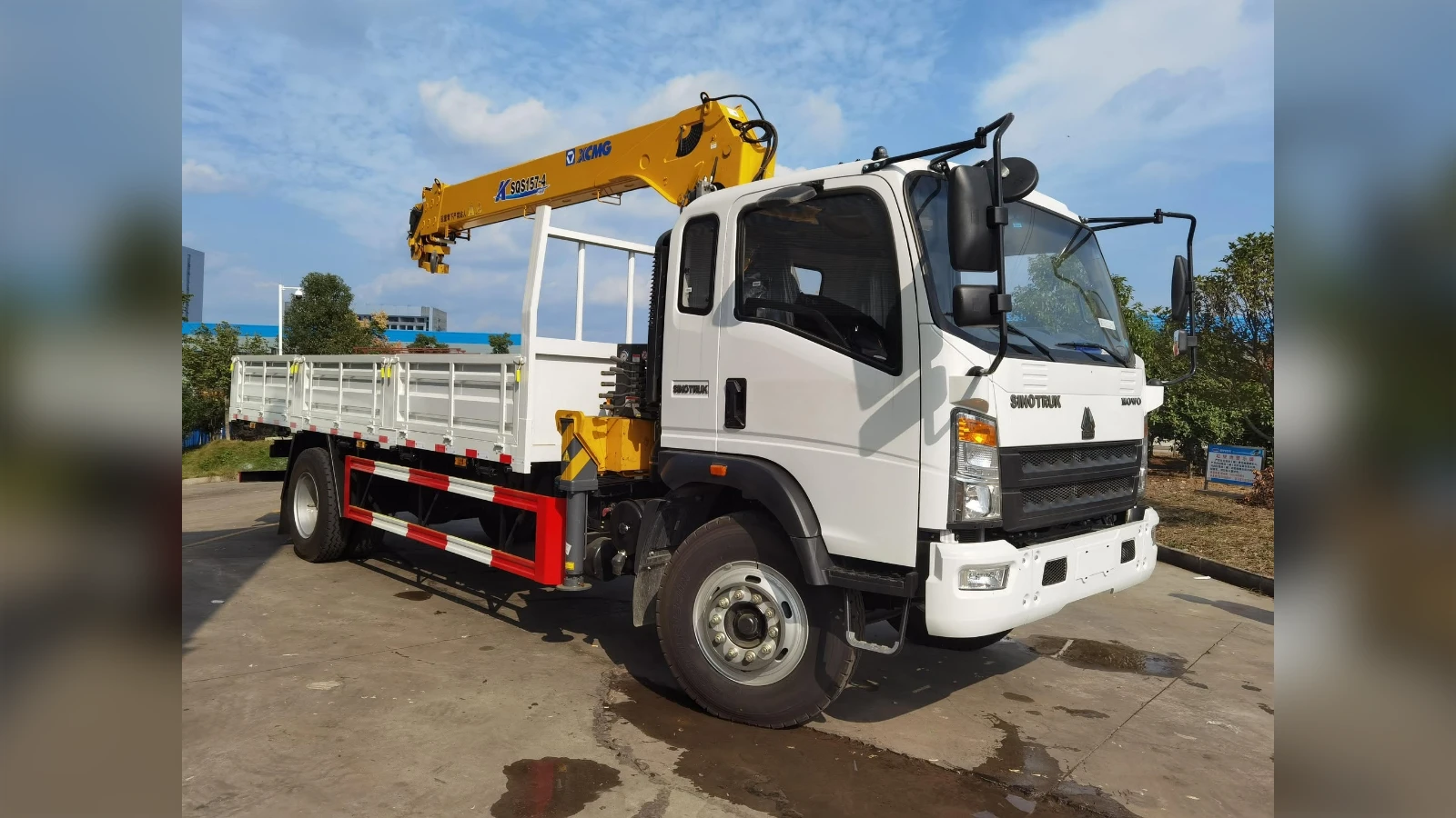 SINOTRUK HOWO 4x2 with 5-Ton Straight Boom Crane