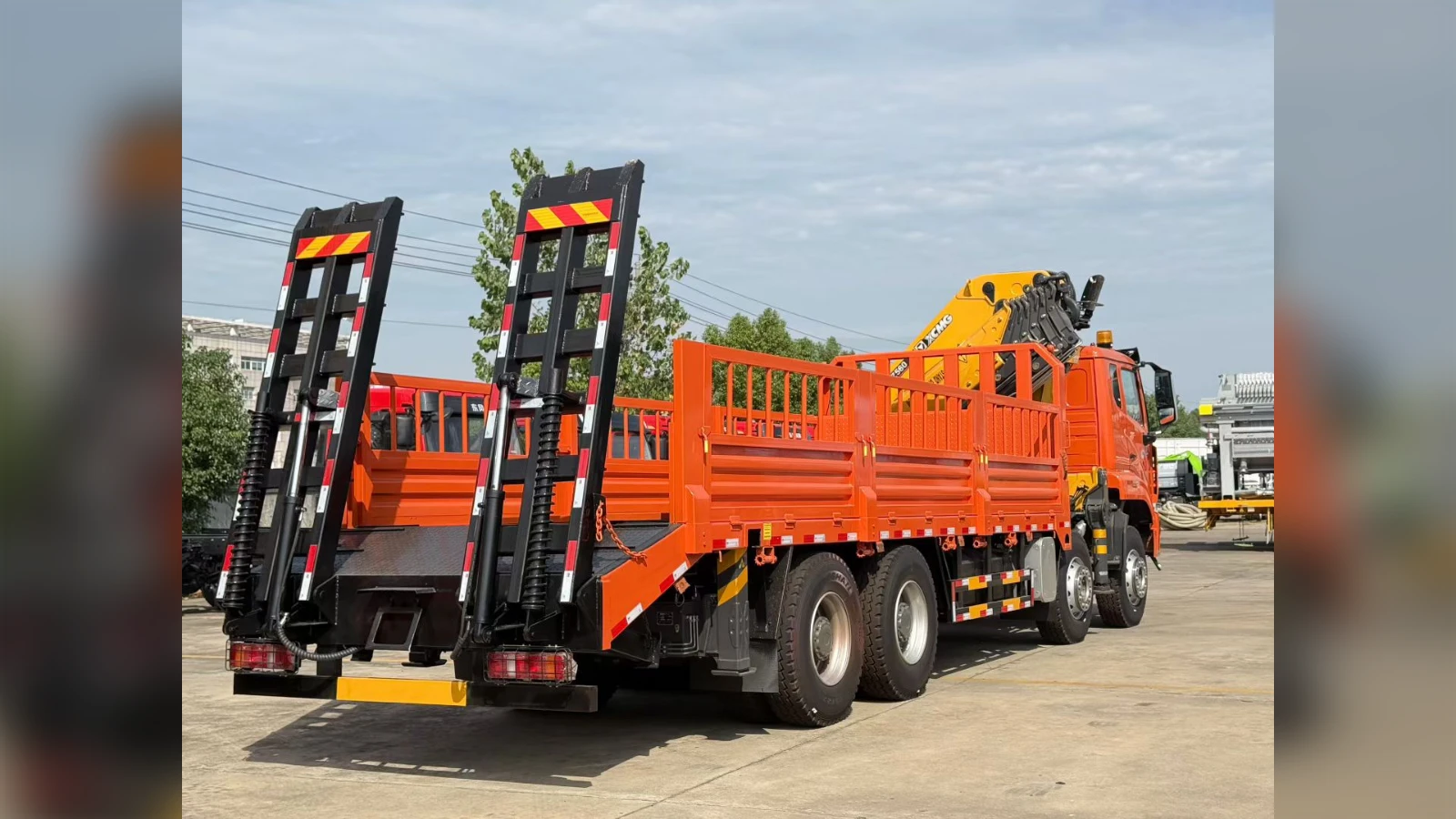SINOTRUK NX 6x4 with XCMG 12-Ton Crane for Regional Hauls