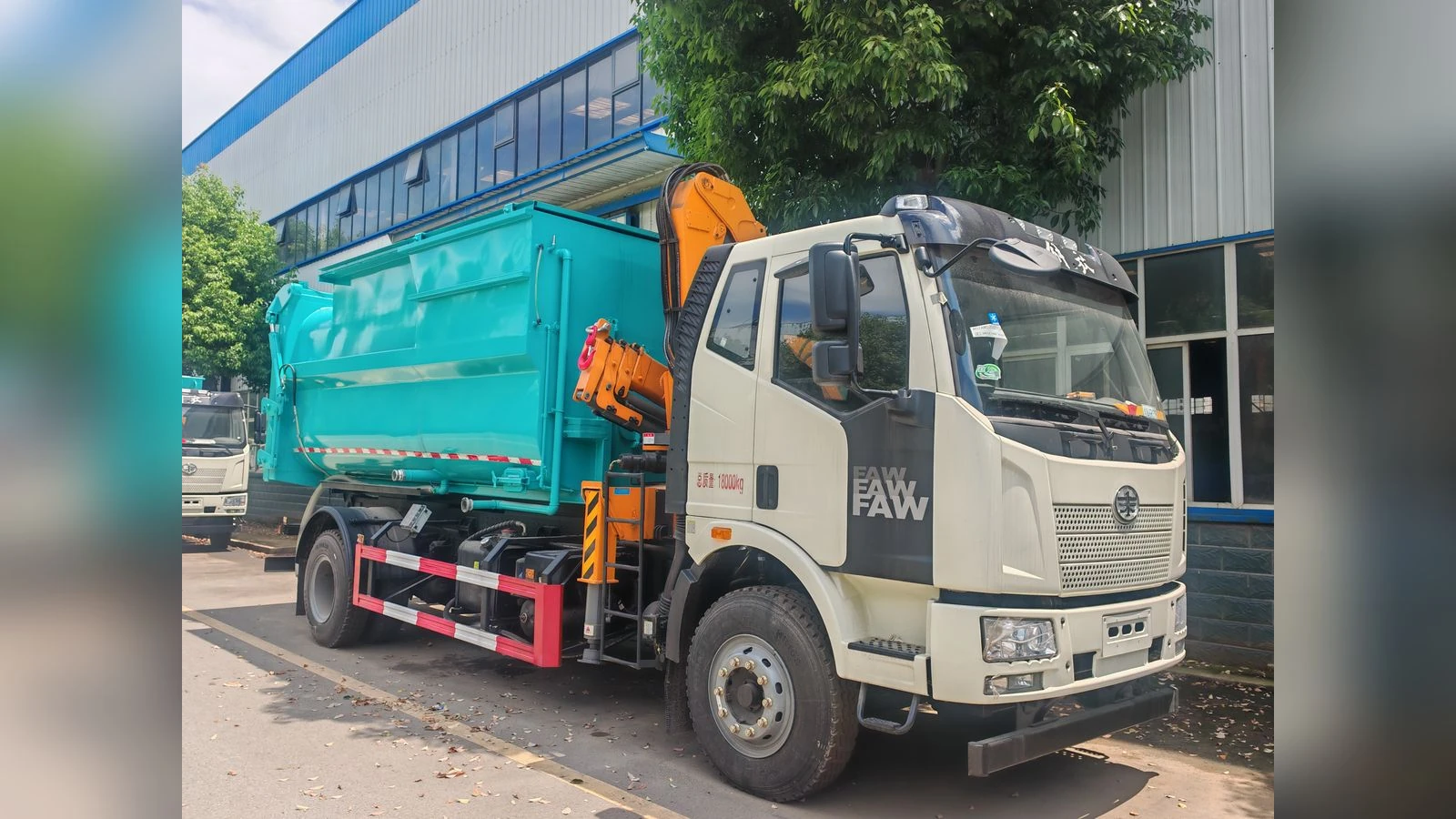 FAW 4x2 Refuse Transfer Truck with Knuckle Boom Crane and Sealed Compression Container