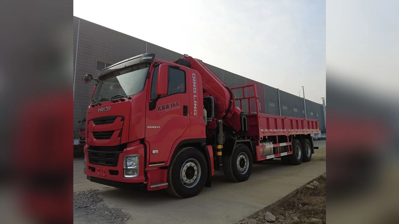 ISUZU GIGA 8x4 Knuckle Boom Crane Truck 31T Heavy Duty with Hydraulic Outriggers