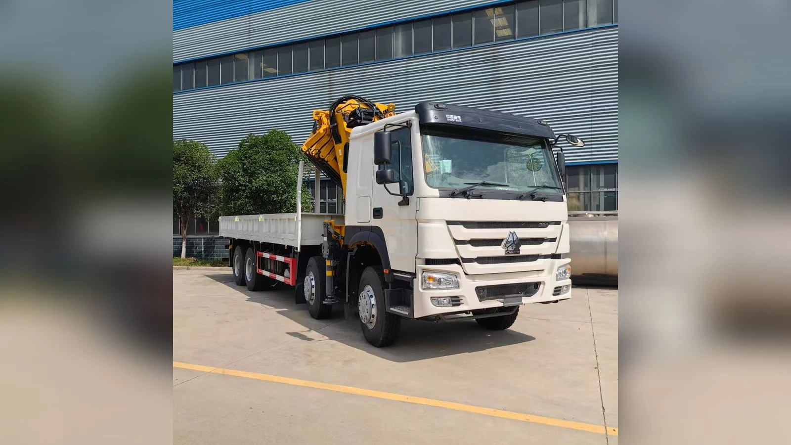 SINOTRUK HOWO 8x4 371HP Knuckle Boom Crane Truck 31T High-Side Cargo