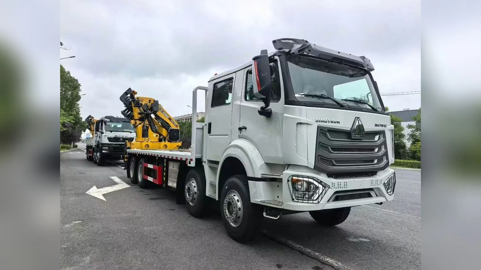 SINOTRUK HOWO NX 6x4 400HP Knuckle Boom Crane Truck 25T Flatbed Heavy Carrier