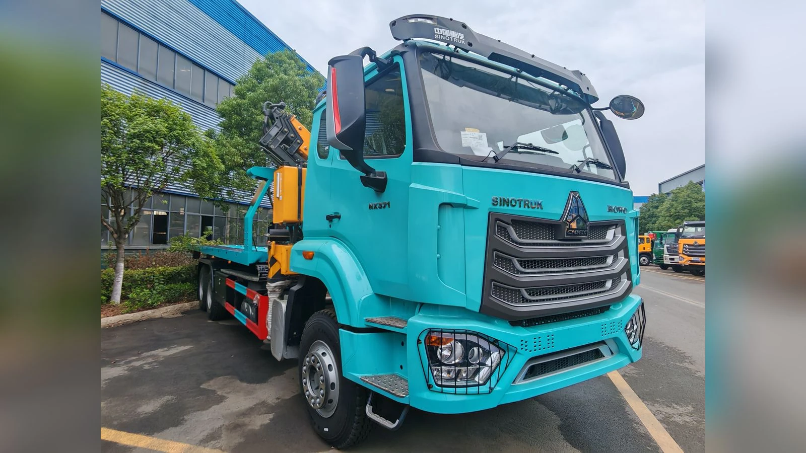 SINOTRUK HOWO NX 6x4 Heavy Wrecker Truck with Knuckle Boom Crane One-Tow-One Recovery