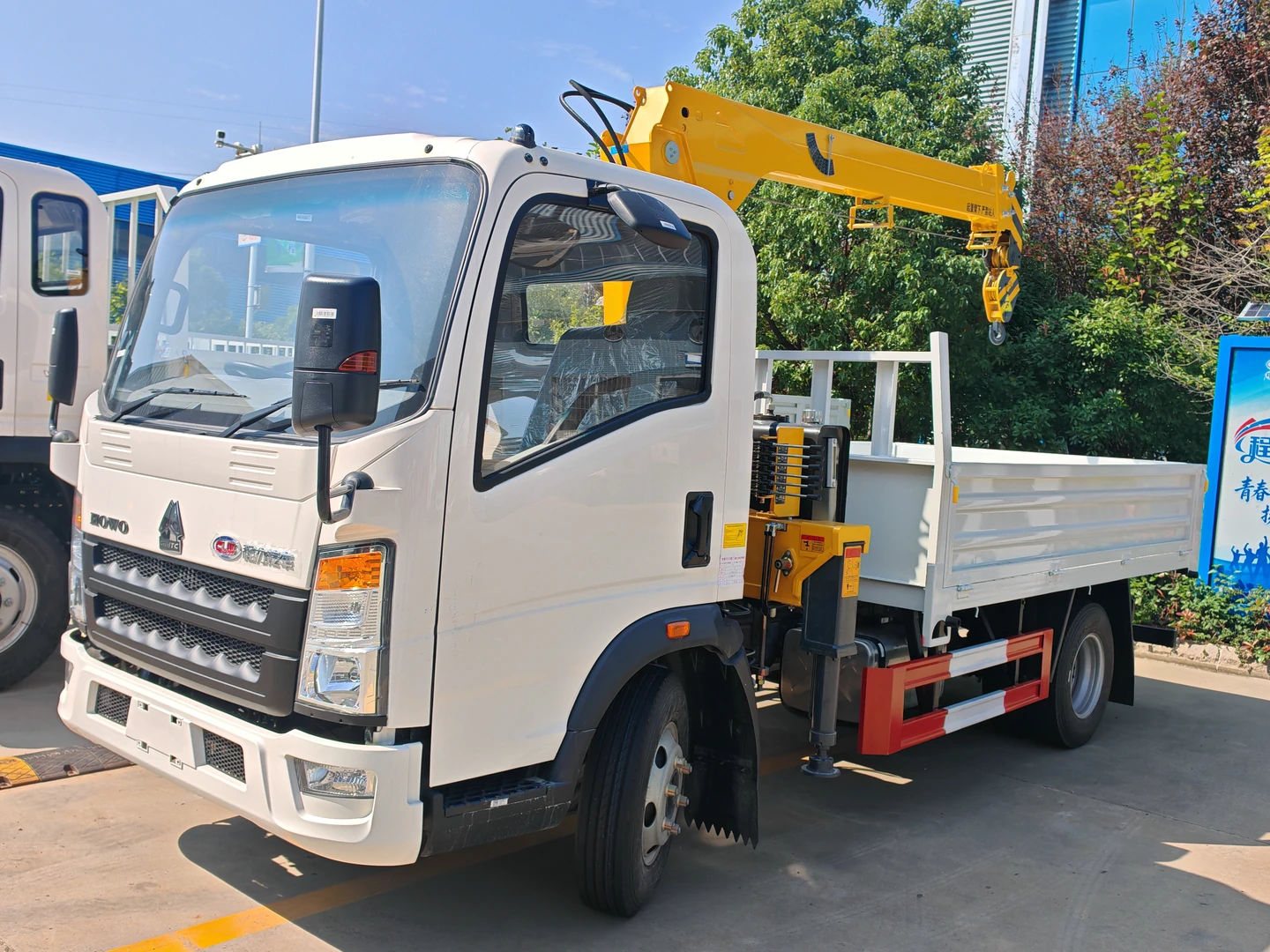 Vue avant à 45° du camion grue HOWO 4x2