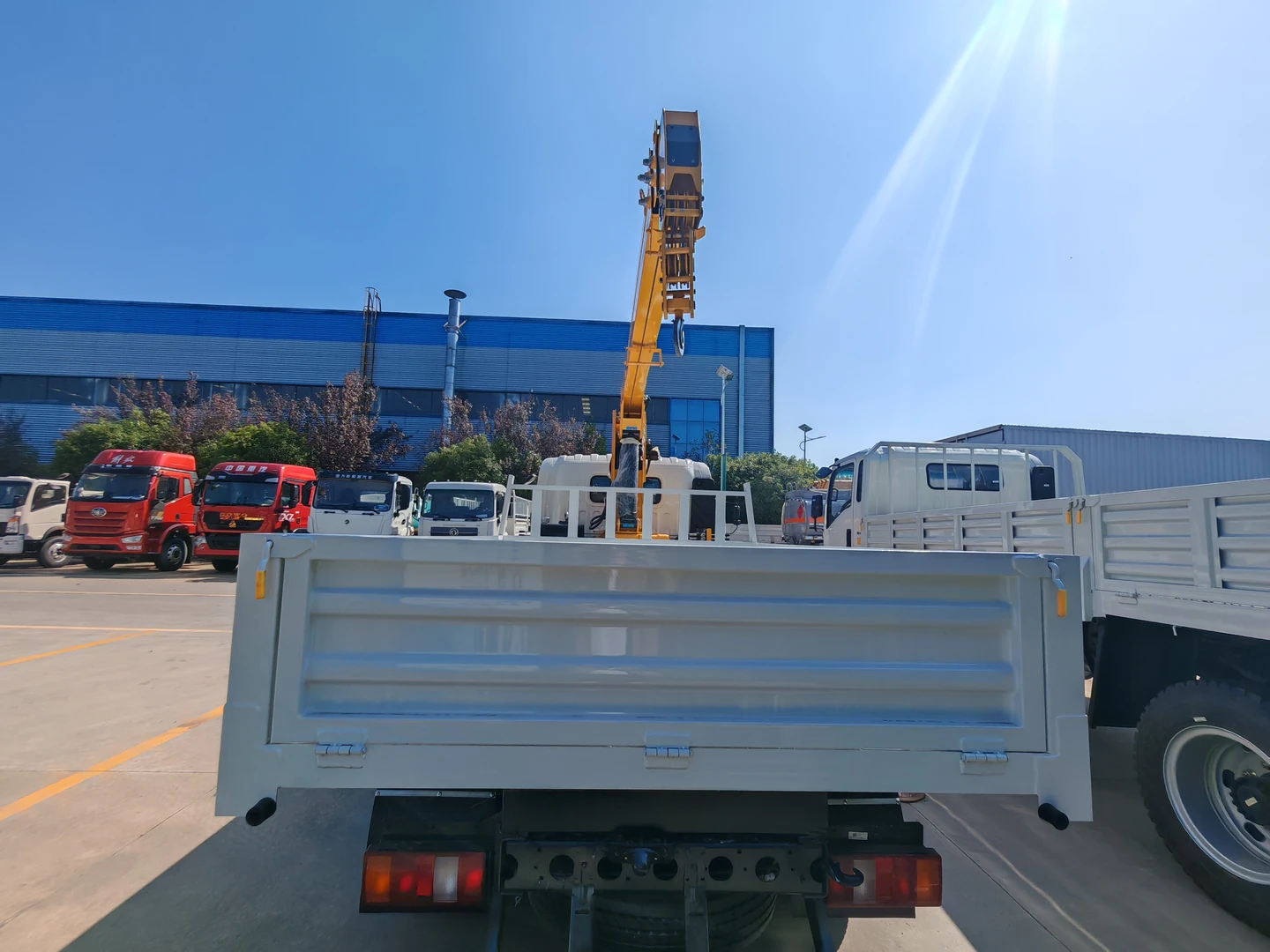 Vue arrière avec la grue levée