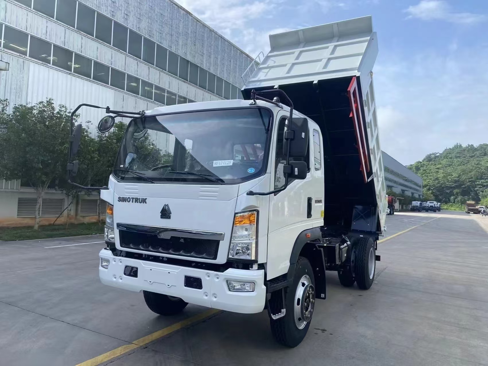 SINOTRUK HOWO 4x2 Light Dump Truck 5Ton Construction Tipper Truck For Sand Gravel Earthwork Transportation
