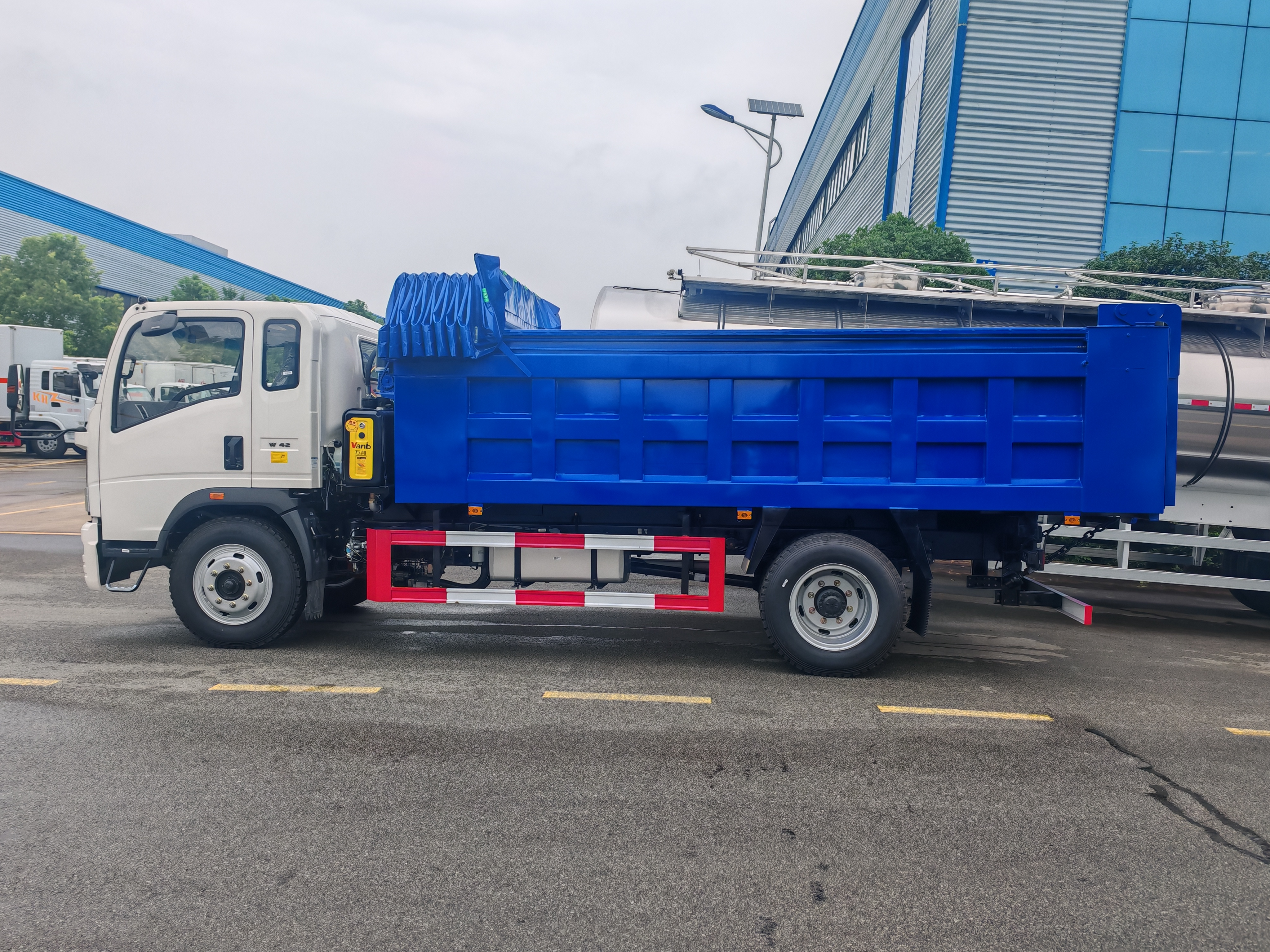 Brand New High Quality HOWO 4*2 Tipper Truck With Auto Tarpaulin For Construction Waste Transport