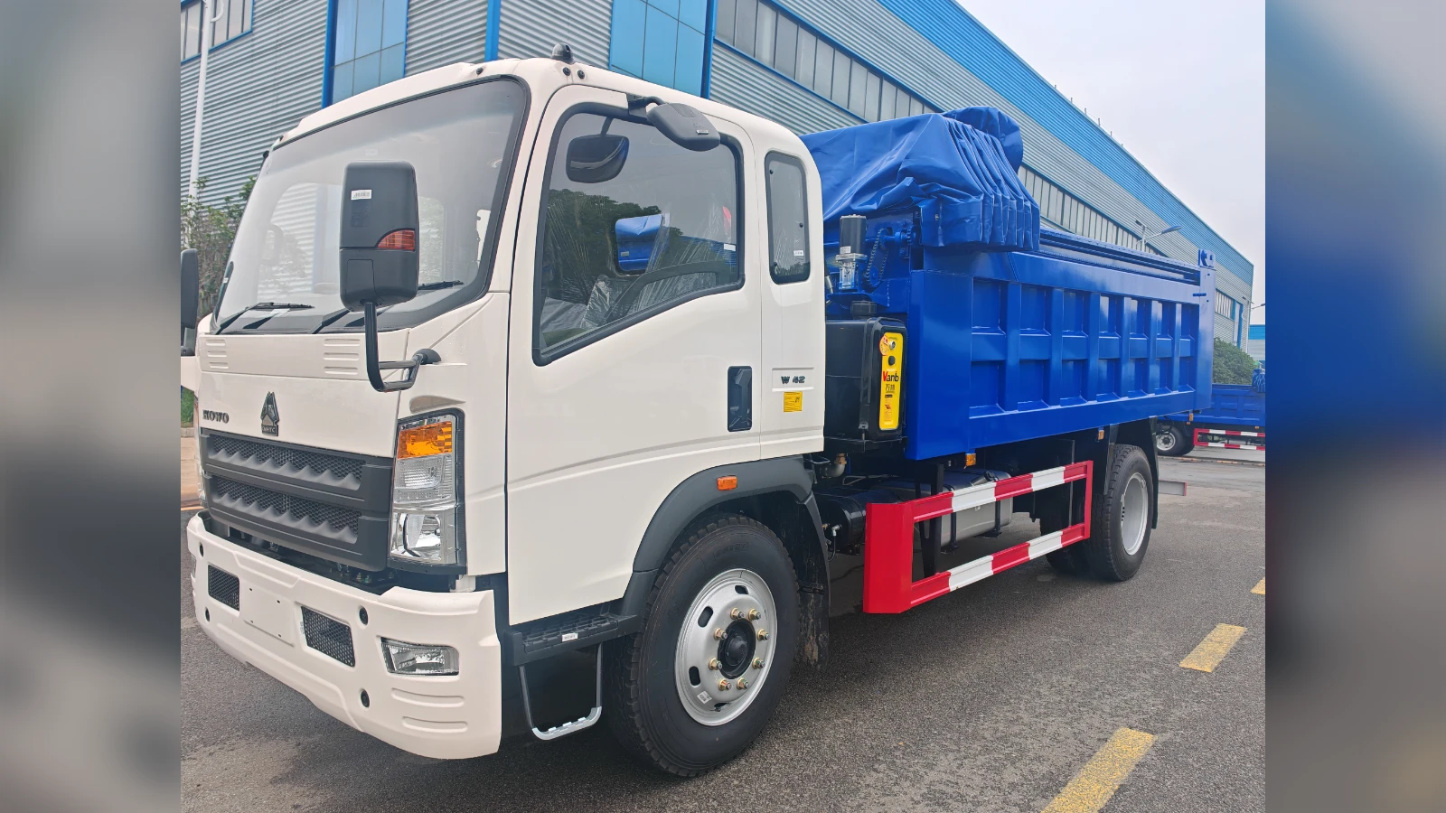 SINOTRUK 4x2 Light Dump with Electric Tarp for City Muck
