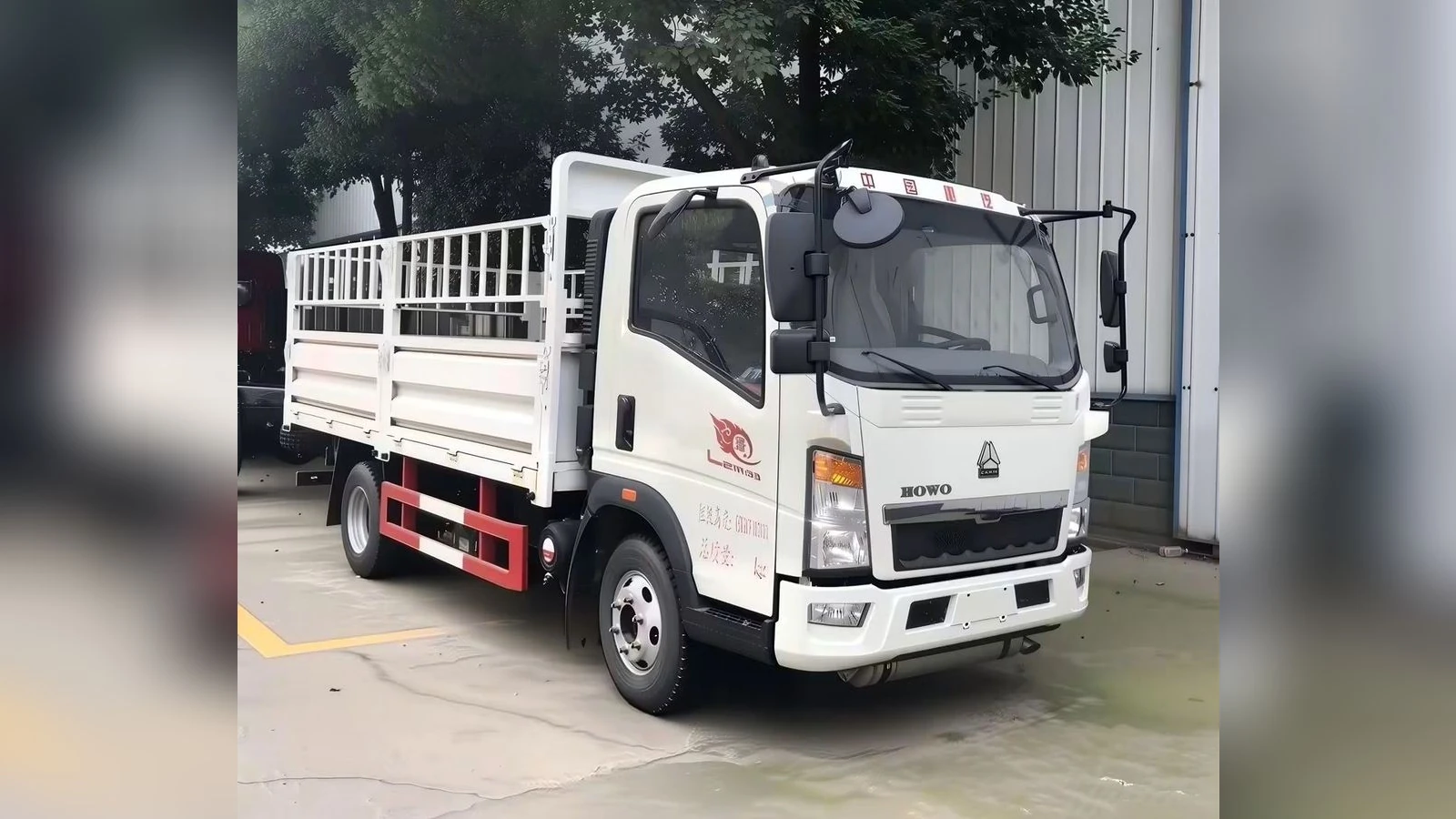 SINOTRUK HOWO 4x2 Aluminium Box Cargo Truck with Tarpaulin Light Logistics