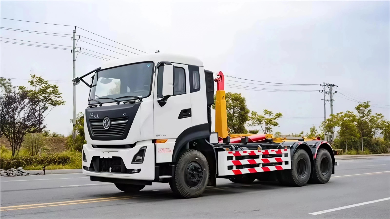 Dongfeng 4x2 5cbm Roll-Off Hook Lift for Waste Points & Workshops