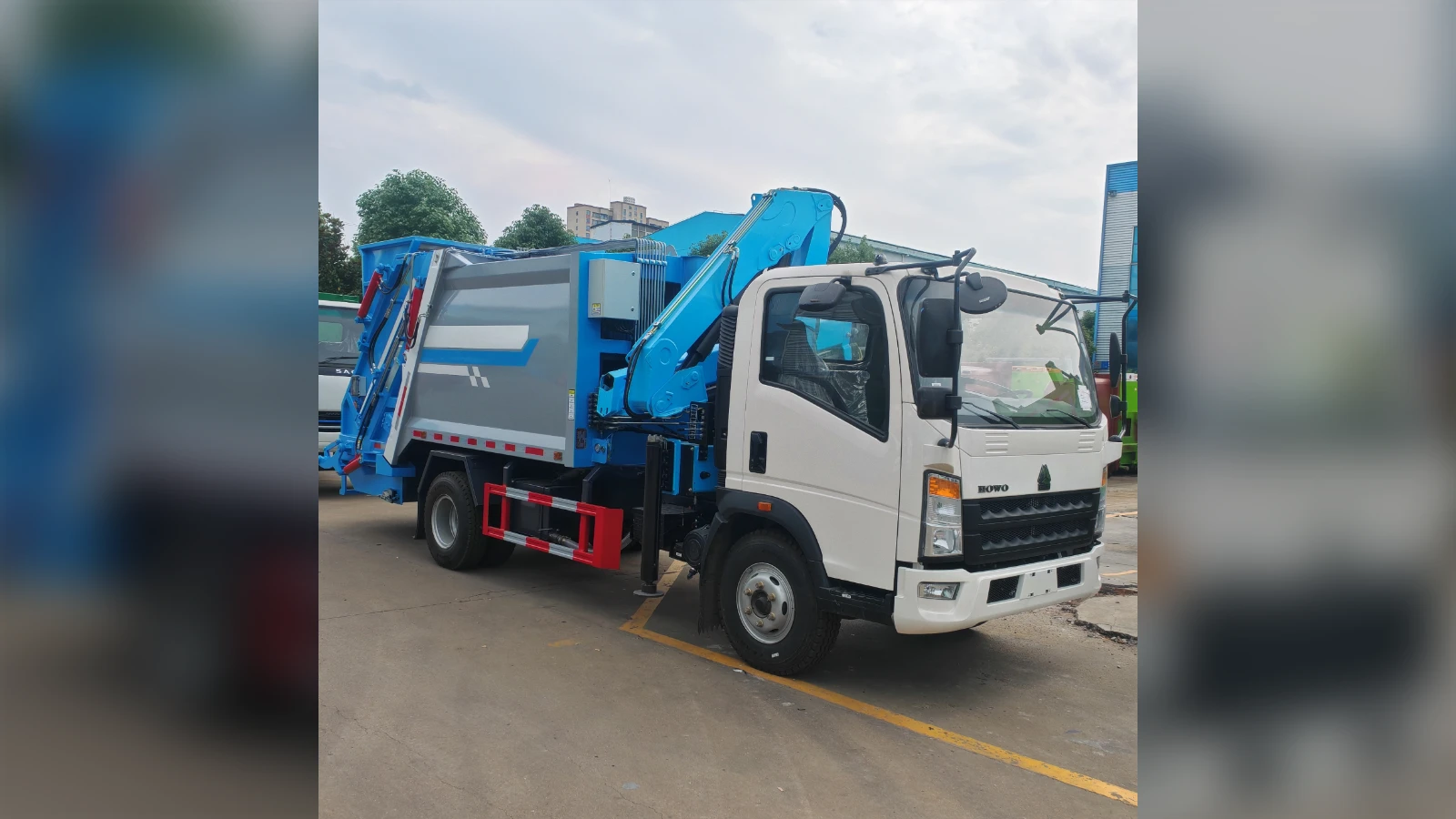 Dongfeng 8cbm Garbage Truck with 5T Knuckle Crane for Bulky Waste