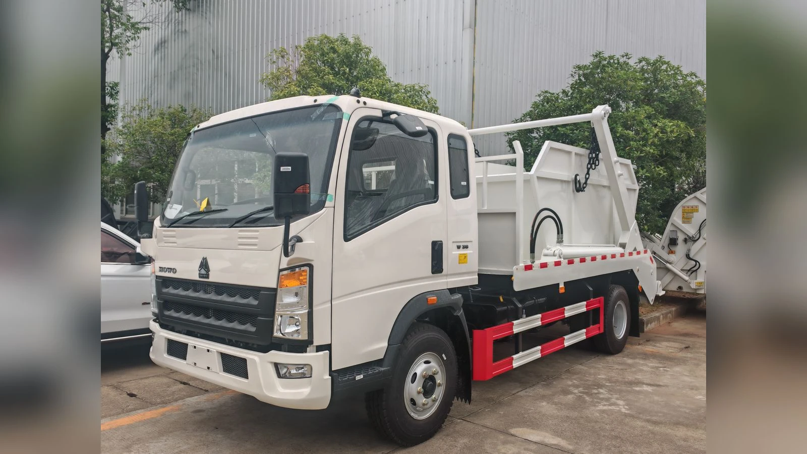 SINOTRUK 4x2 Light Skip Loader Garbage Truck 4m3 Swing-Arm