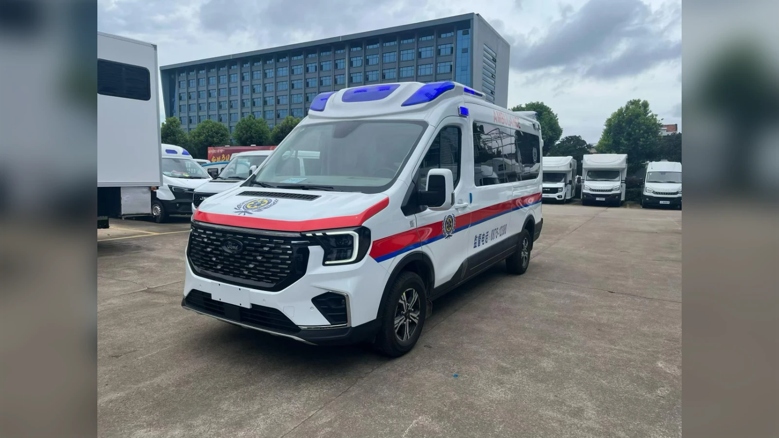 FORD T8 Monitor Ambulance Large Cabin for ICU Teams