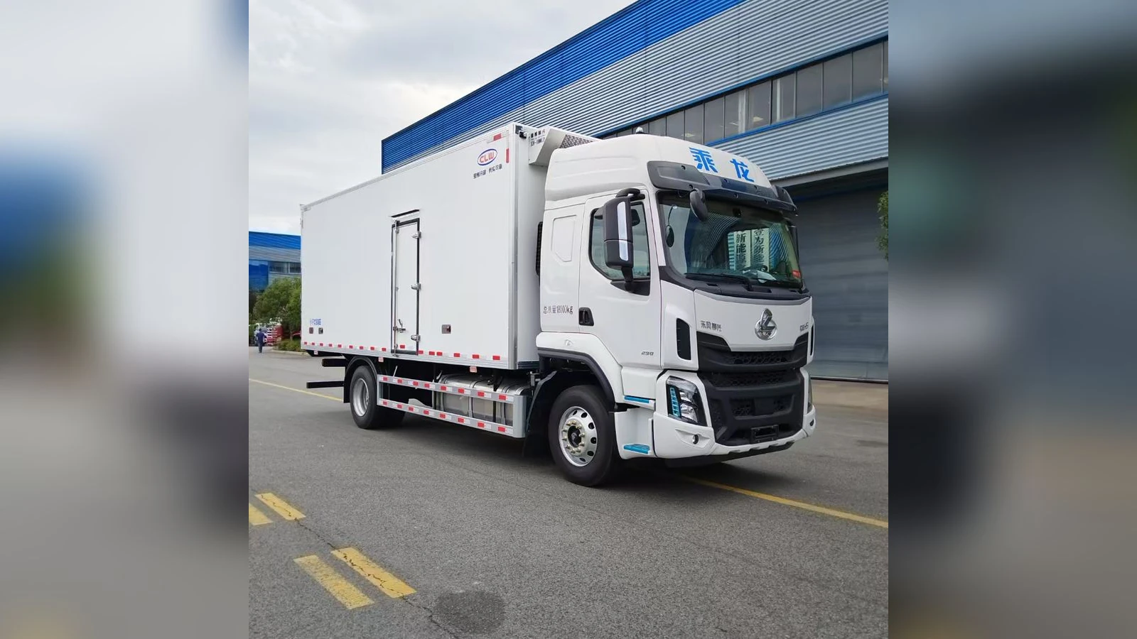 Dongfeng Chenglong H5 4x2 Refrigerated Truck 8.6M Cold Chain