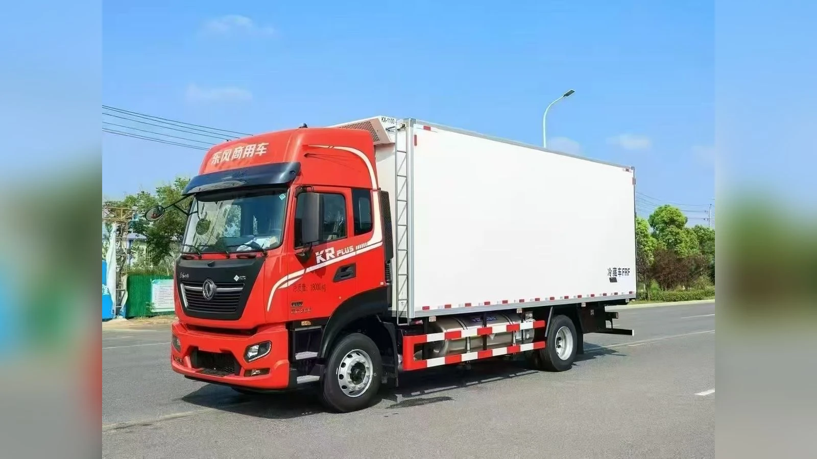 Dongfeng 4x2 Refrigerated Truck Tianlong 9.6M Cold Chain Tractor