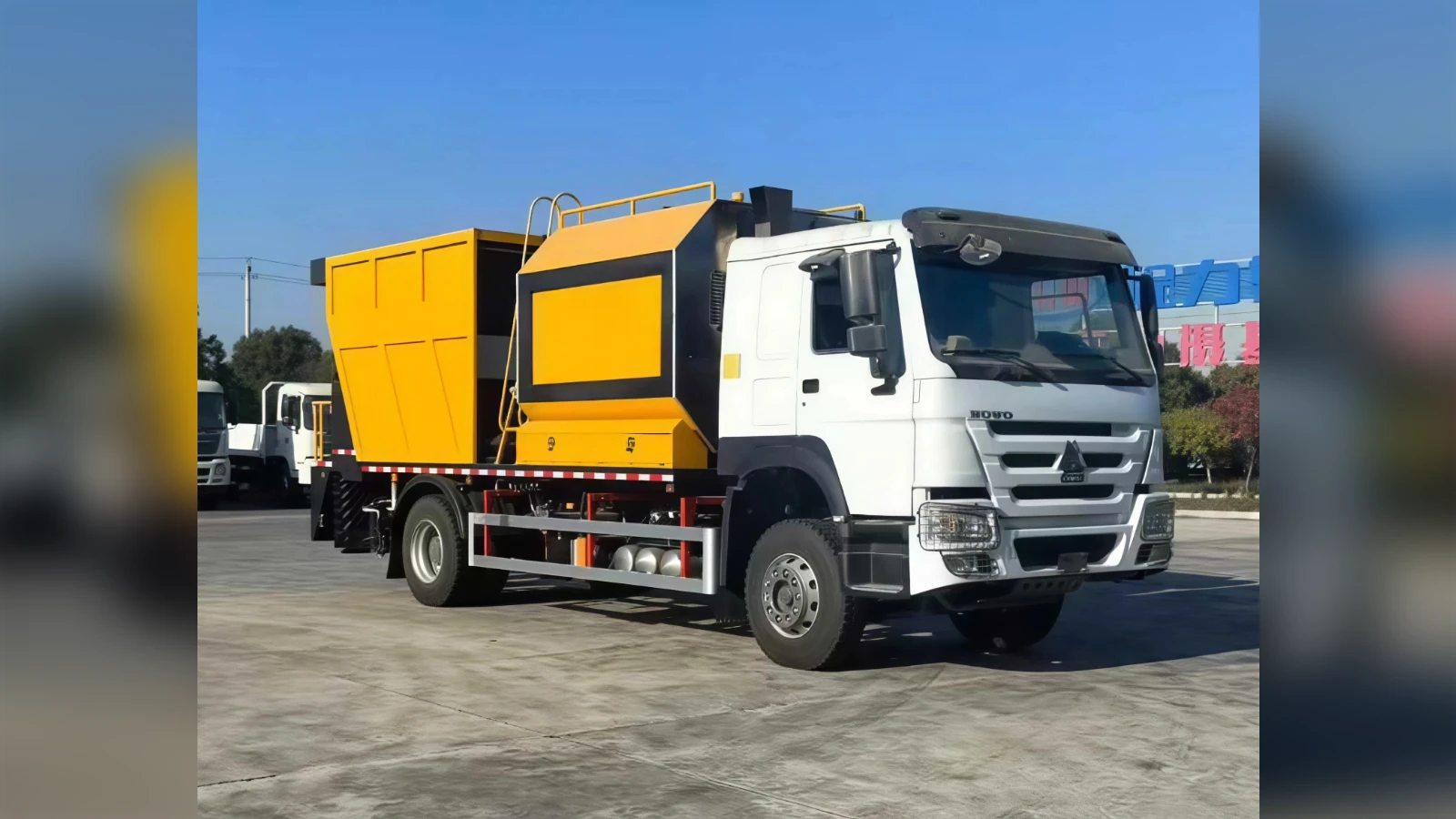 HOWO 4x2 Chip Sealer Truck for Urban Programs