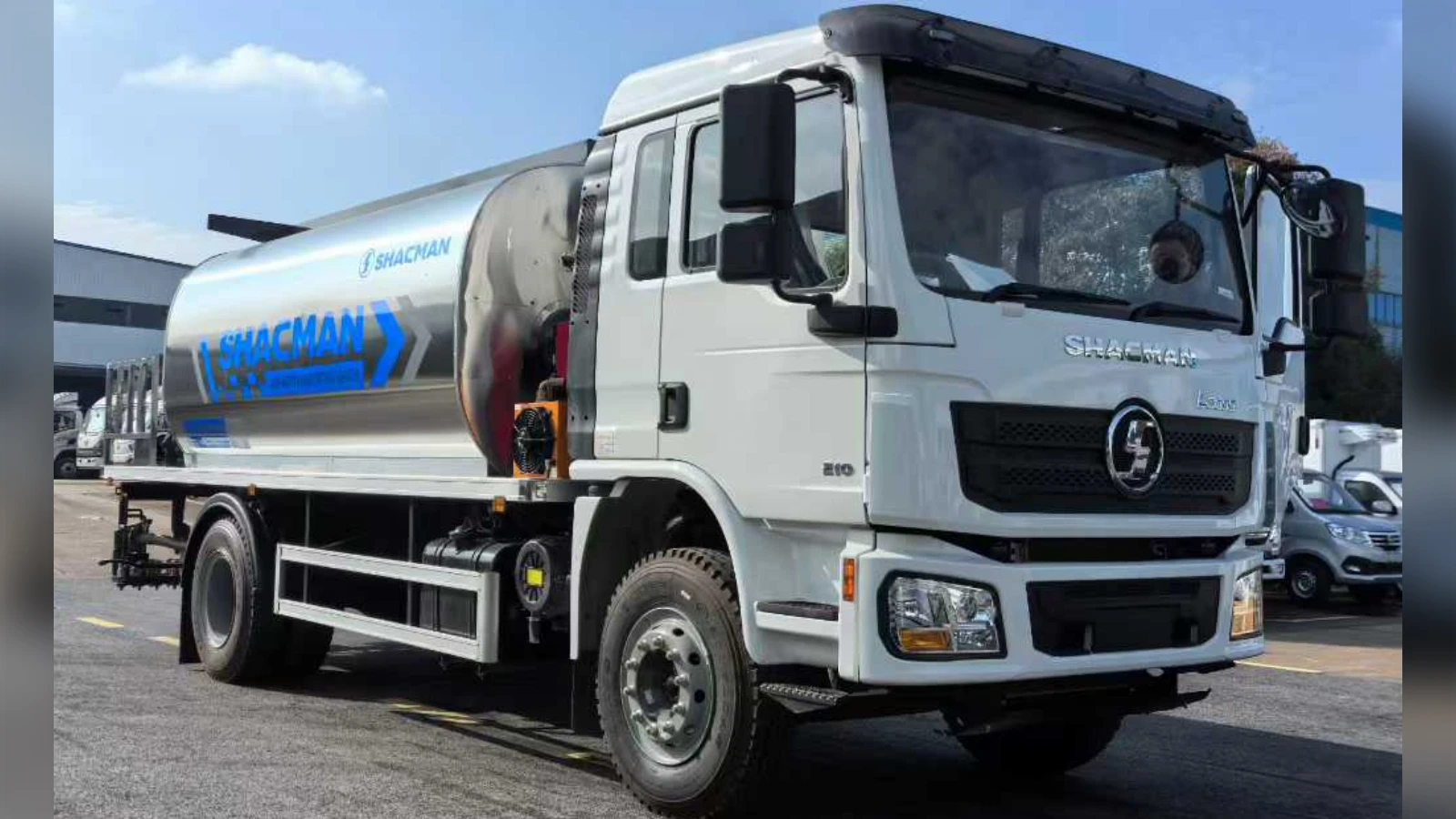 SHACMAN L3000 Bitumen Sprayer 8cbm for County Roads