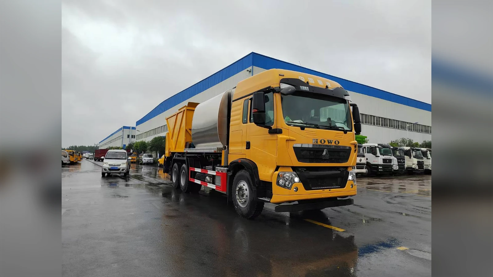 SINOTRUK 6x4 Sync Chip Sealer & Binder Sprayer