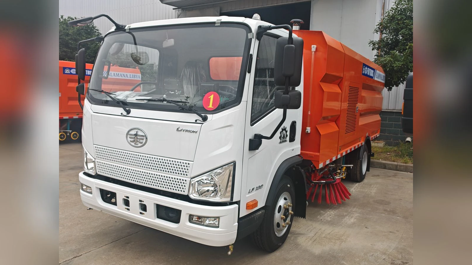 FAW 4x2 Road Sweeper Truck Regenerative Street Sweeper with Side Brooms and Water Tank