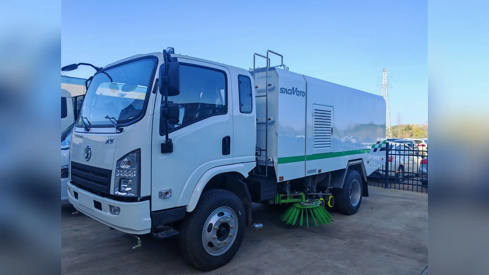 SHACMAN Xuande X9 4x2 Road Sweeper Truck 8T Compact Street Sweeper with Side Brooms
