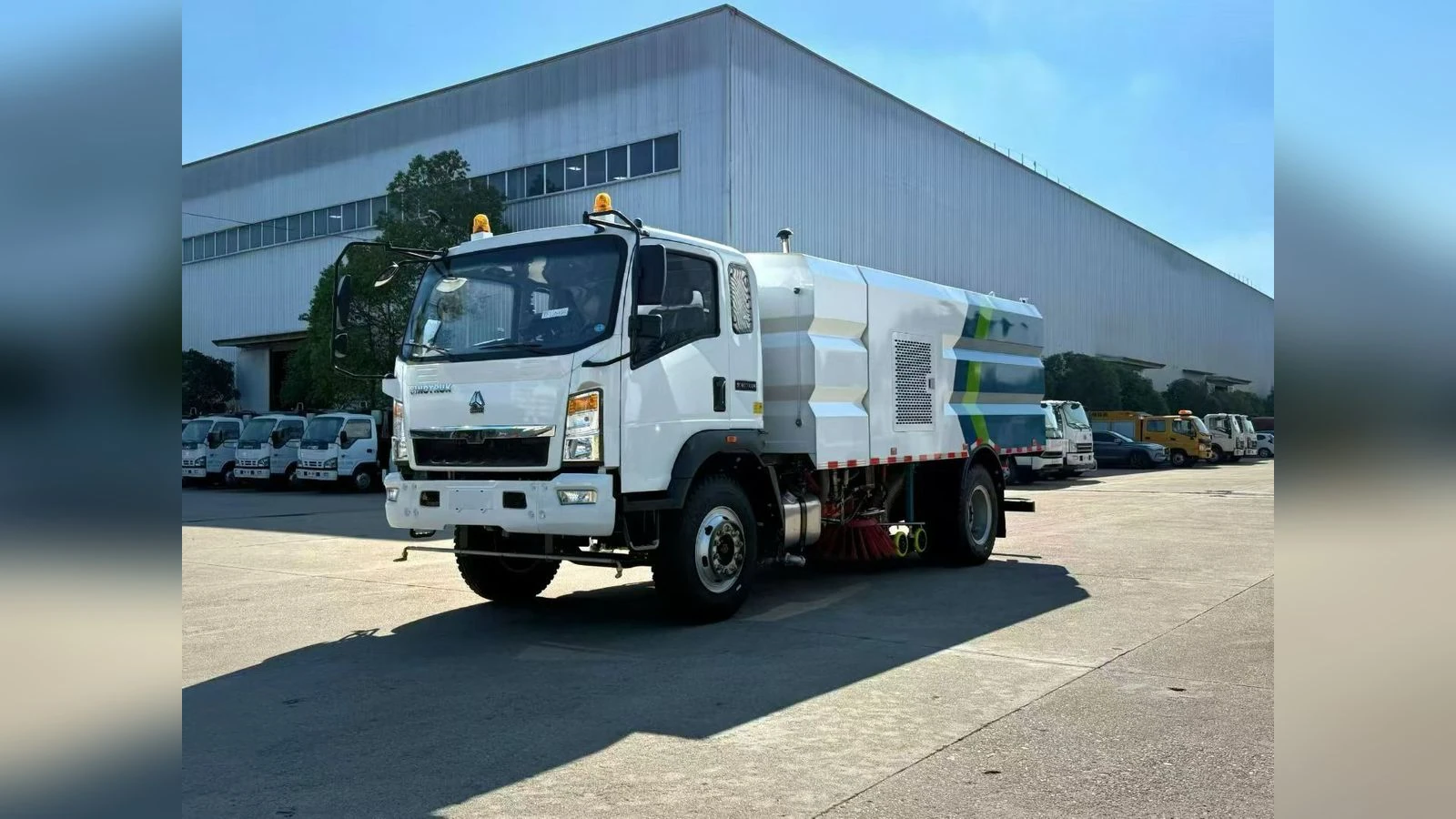 SINOTRUK HOWO Light 4x2 Road Sweeper Truck Compact Street Sweeper for Town Roads