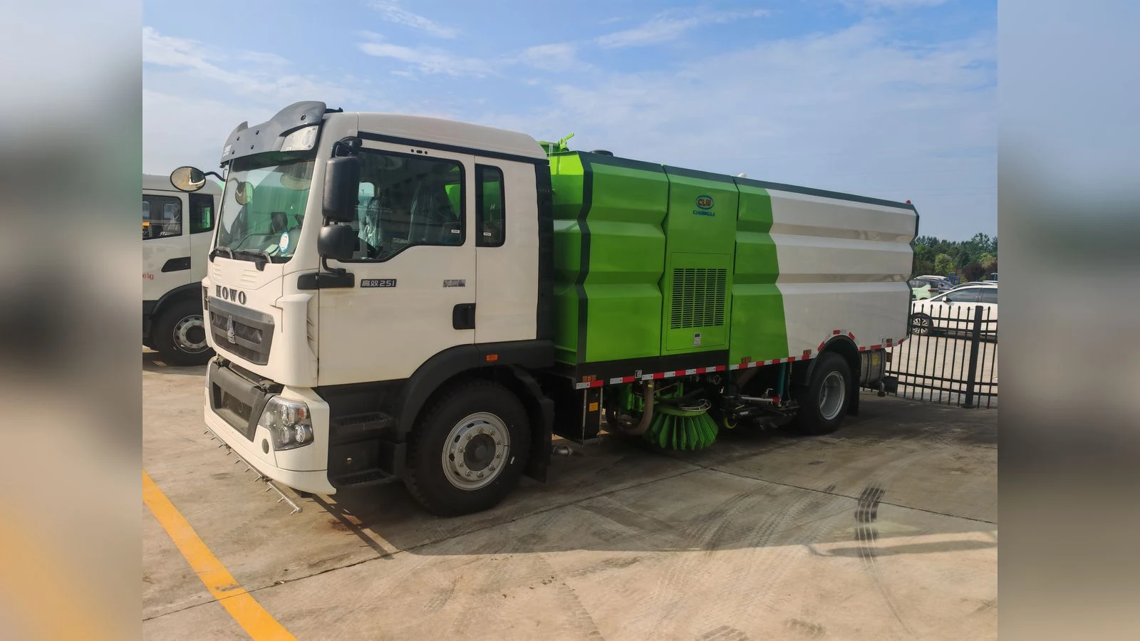 SINOTRUK HOWO NX 4x2 220HP Road Sweeper Truck 18T Street Sweeper for Export