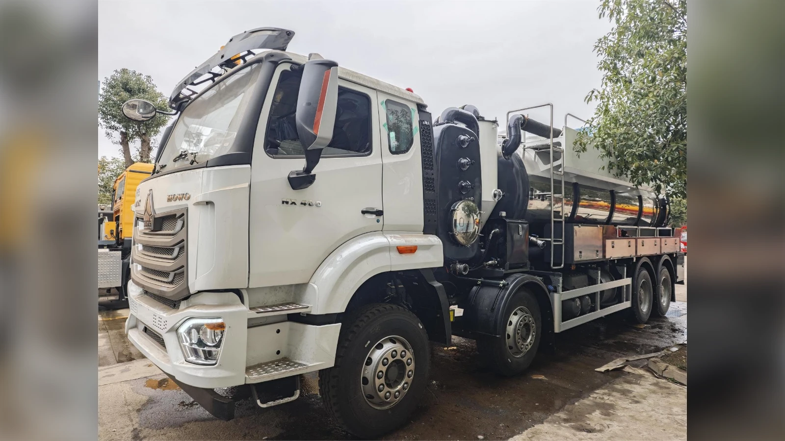 SINOTRUK NX 8x4 15cbm Vacuum Sewage Truck for Depots