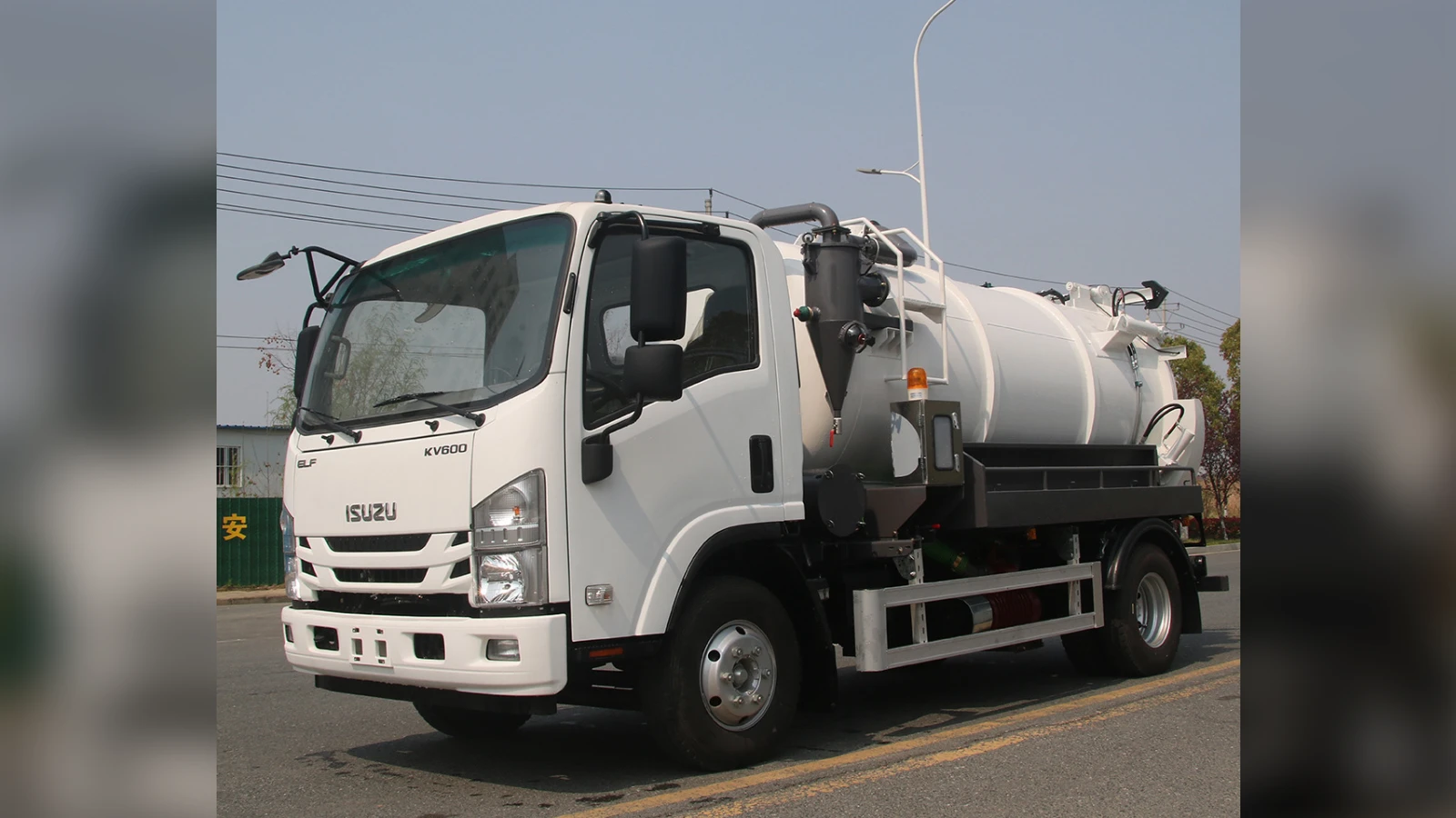ISUZU 600P 8cbm Vacuum Truck Split-Tank Operation