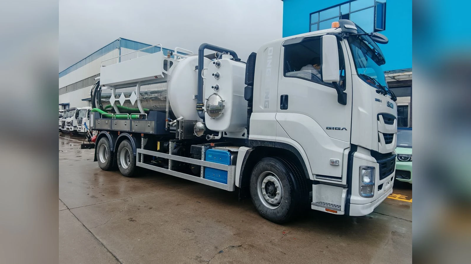 ISUZU GIGA 6x4 Sewage Suction Truck Large Vacuum Tank for Municipal Sludge