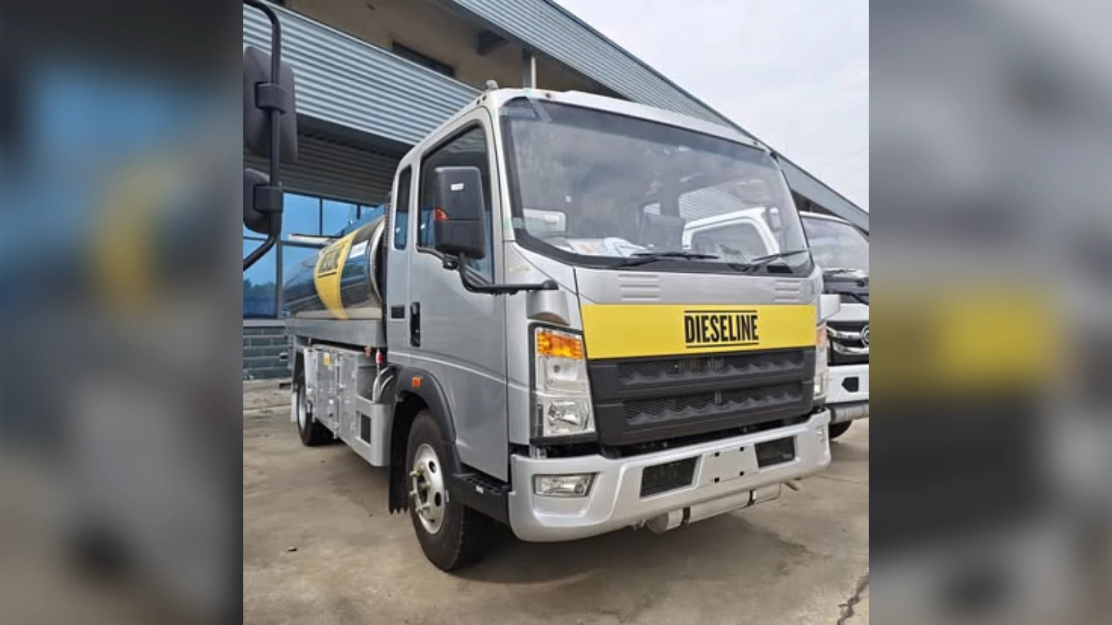 SINOTRUK HOWO 4x2 10cbm Fuel Tank Truck for Station Supply Runs