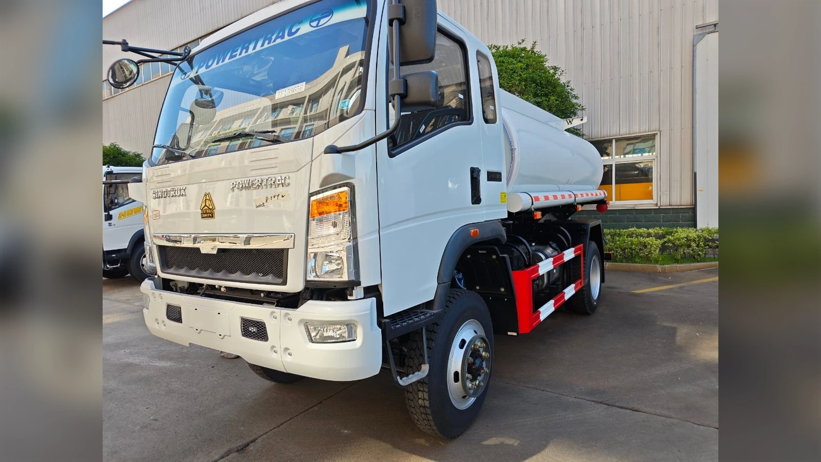 HOWO 4X2  8CBM Fuel Transport Tanker for Long-Haul Lines