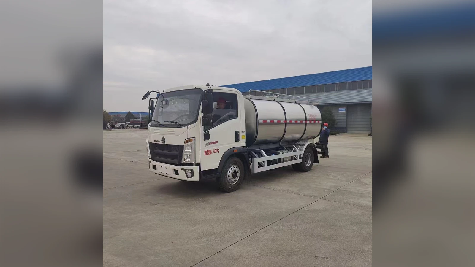 SINOTRUK 5000L Insulated Milk Tanker for Dairy Collection