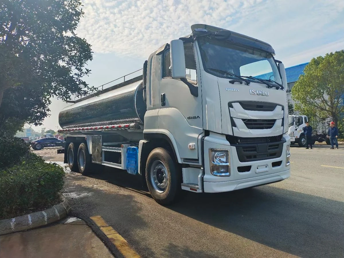 ISUZU GIGA 6x4 Fuel Tank Truck 300HP Aluminium Bowser for Highway Distribution