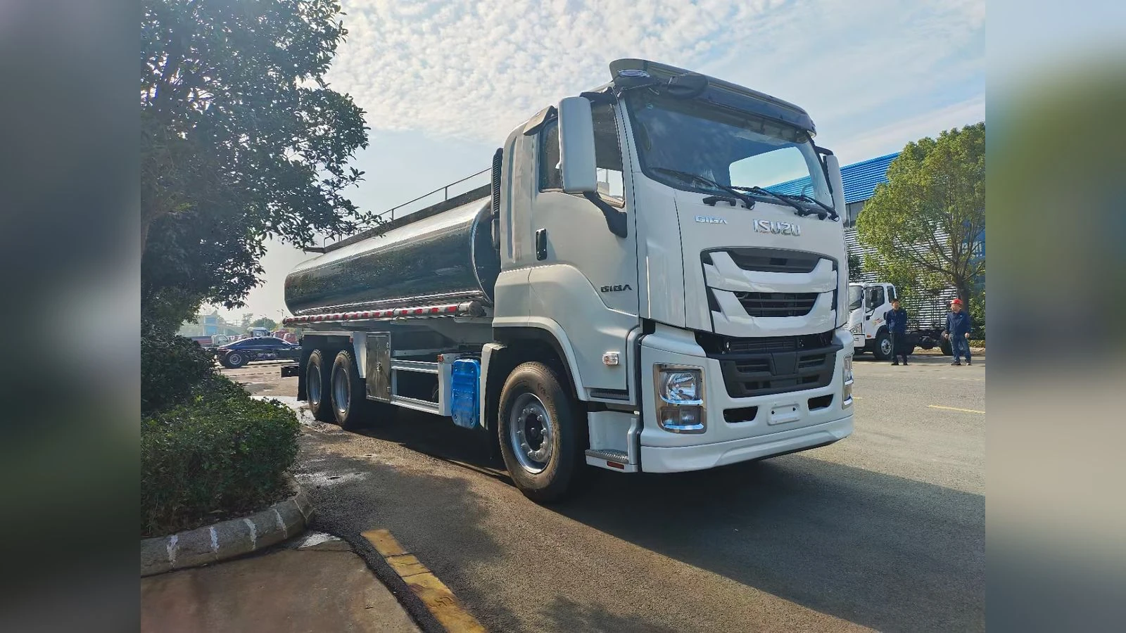 ISUZU GIGA 6x4 Fuel Tank Truck 300HP Aluminium Bowser for Highway Distribution